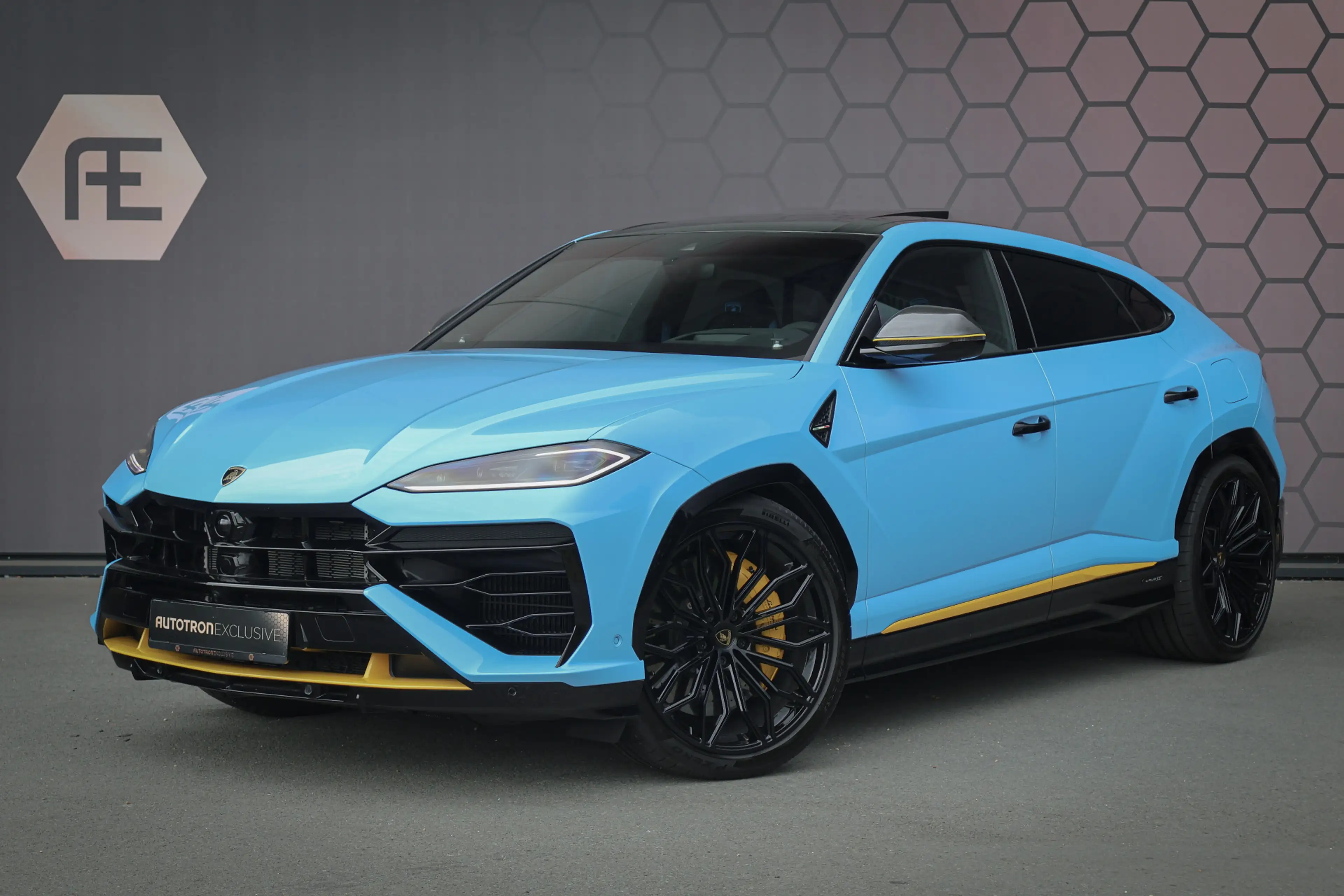 Lamborghini Urus 4.0 V8 Hybrid SE | ADPATIVE | AKRAPOVIC | TREKHAAK — photo 2