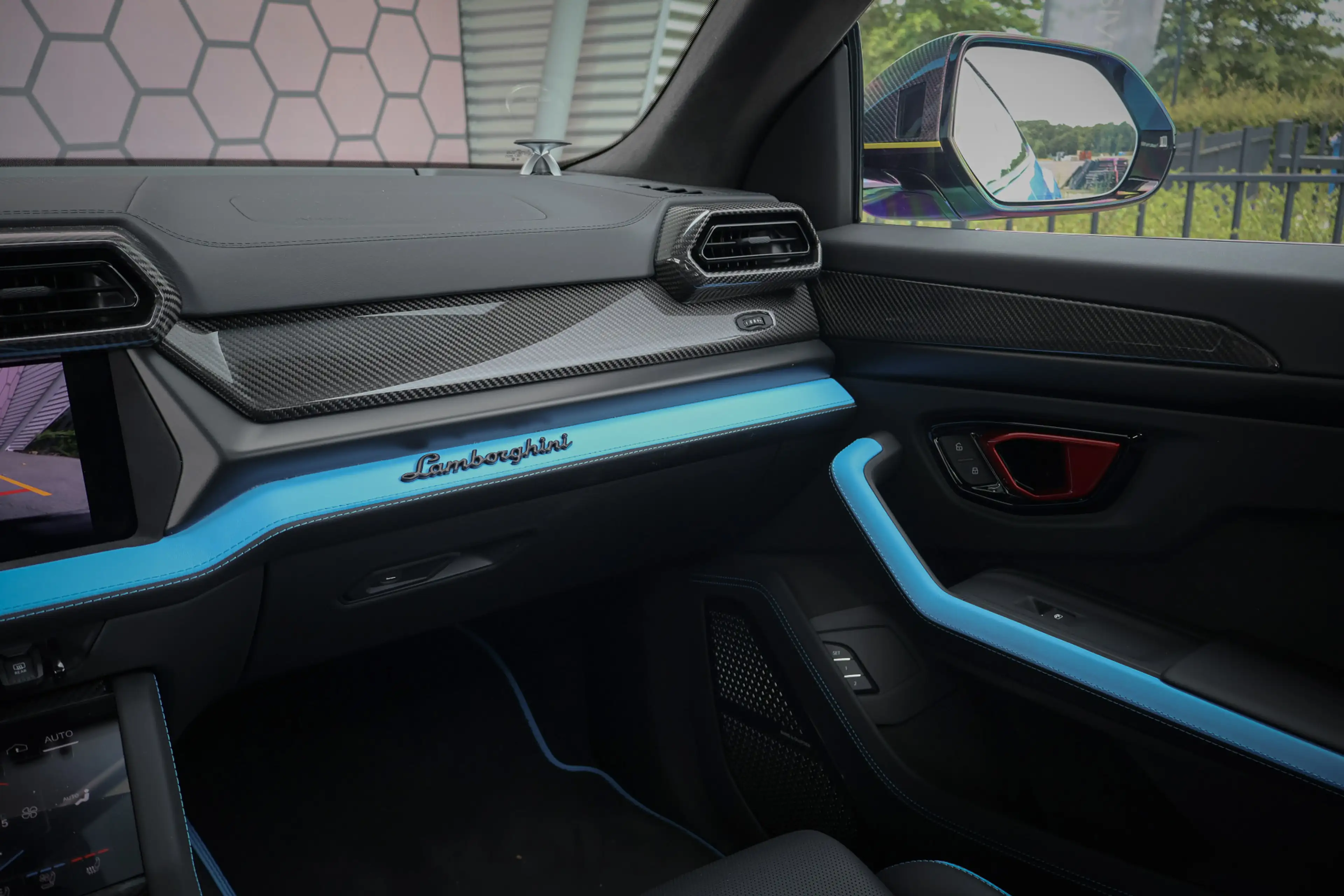 Lamborghini Urus 4.0 V8 Hybrid SE | ADPATIVE | AKRAPOVIC | TREKHAAK — photo 24