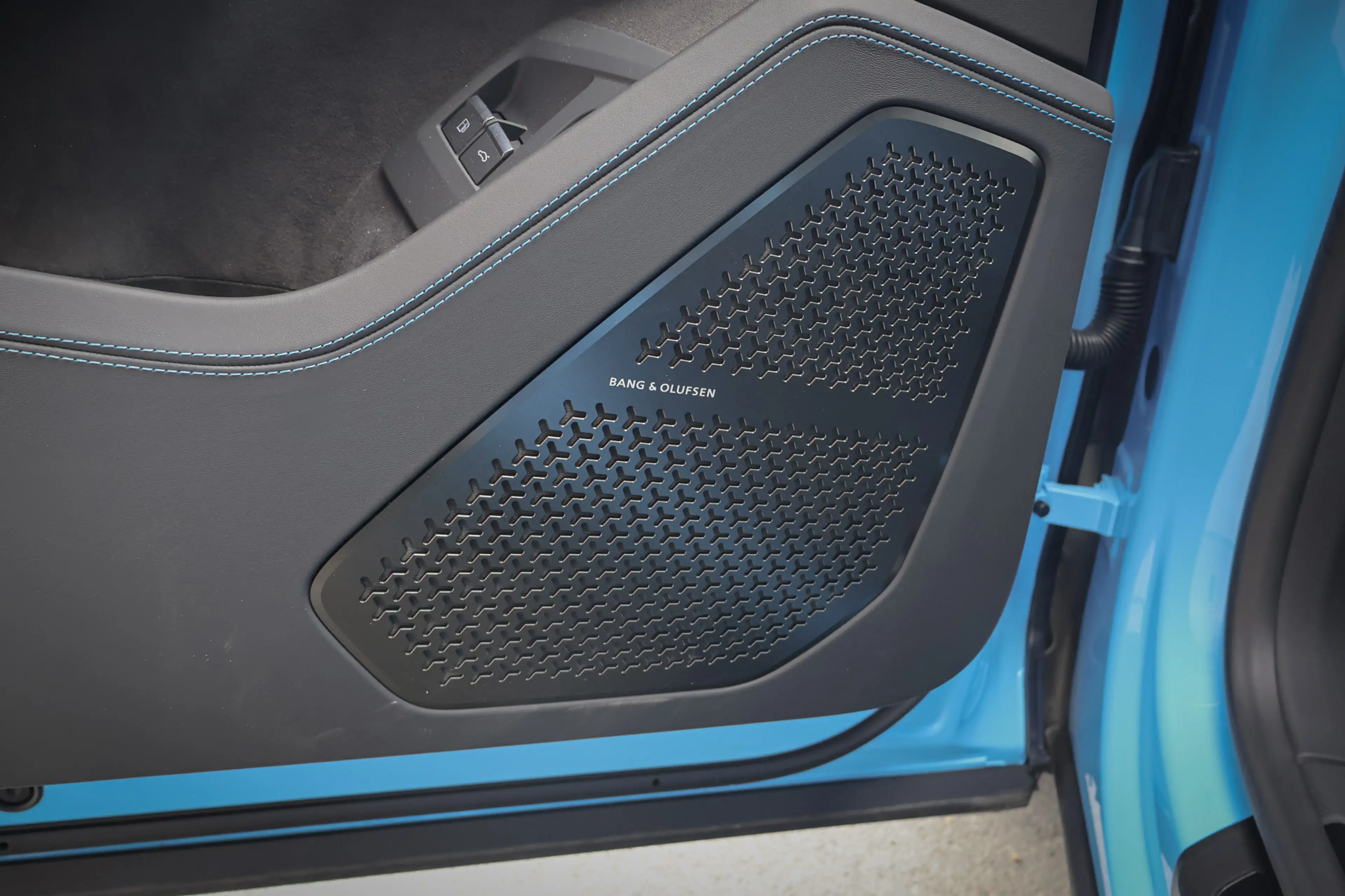 Lamborghini Urus 4.0 V8 Hybrid SE | ADPATIVE | AKRAPOVIC | TREKHAAK — photo 34