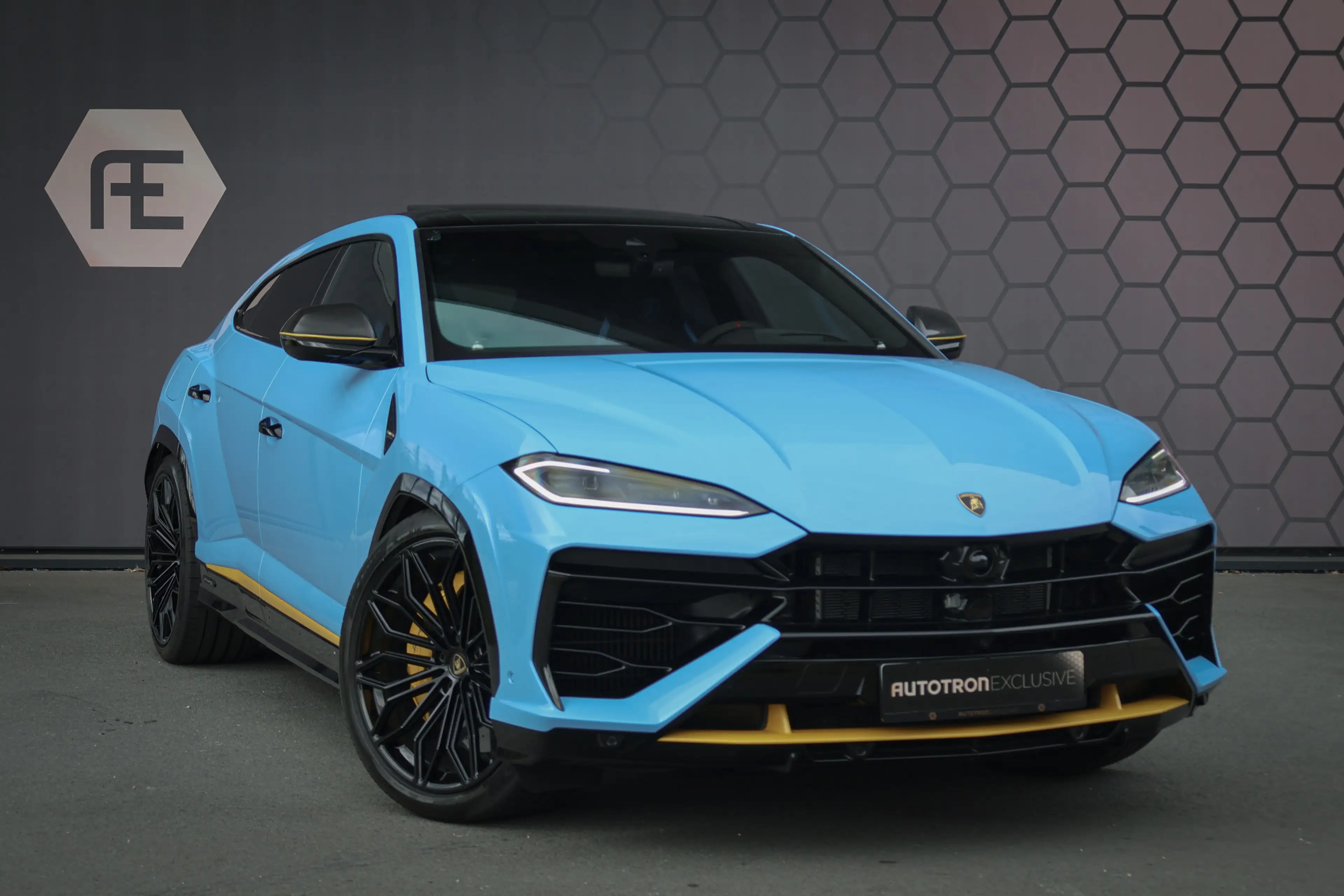 Lamborghini Urus 4.0 V8 Hybrid SE | ADPATIVE | AKRAPOVIC | TREKHAAK — photo 9