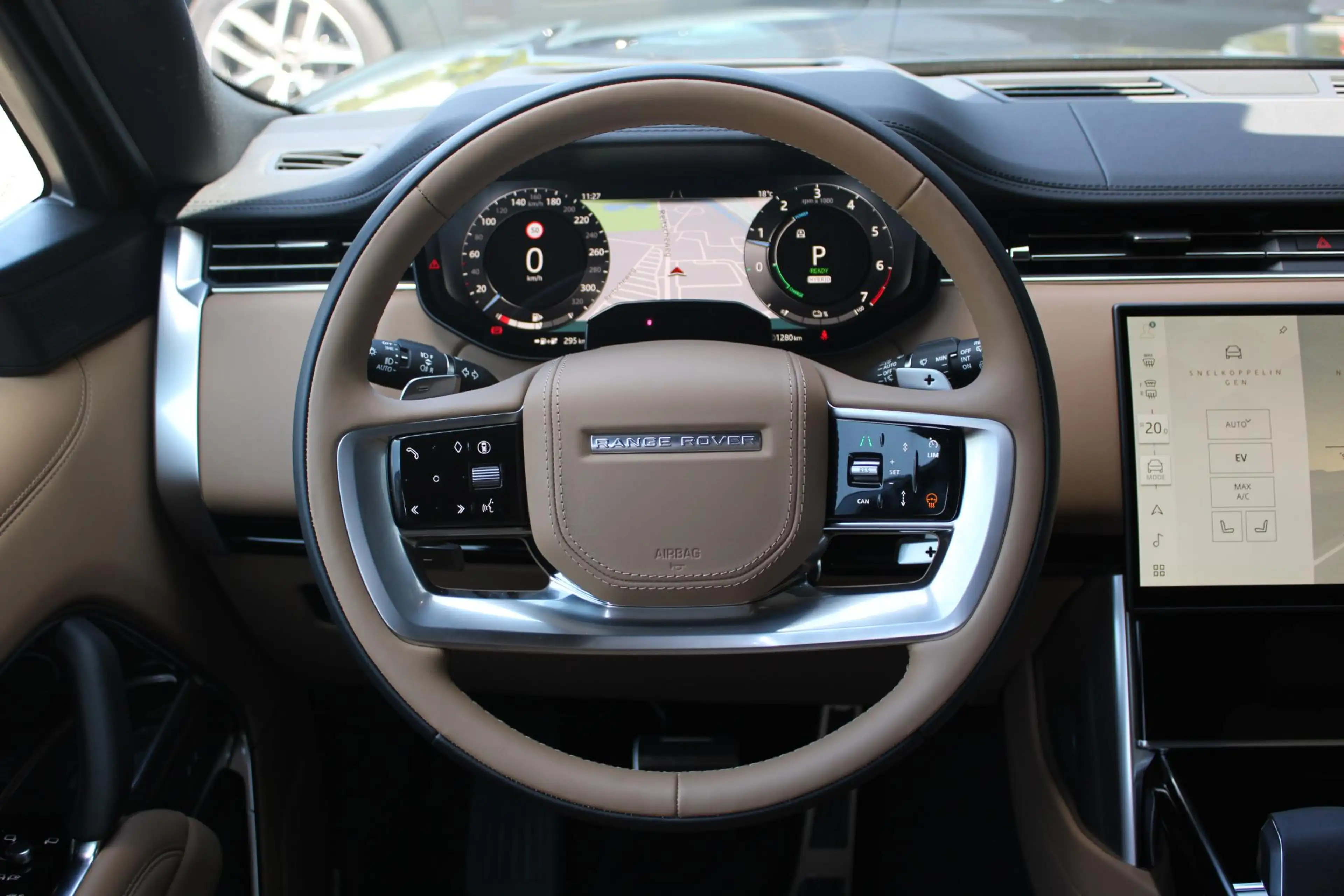 Land Rover Range Rover SWB P550e HSE | Caraway | 23 Inch | Massage — photo 10