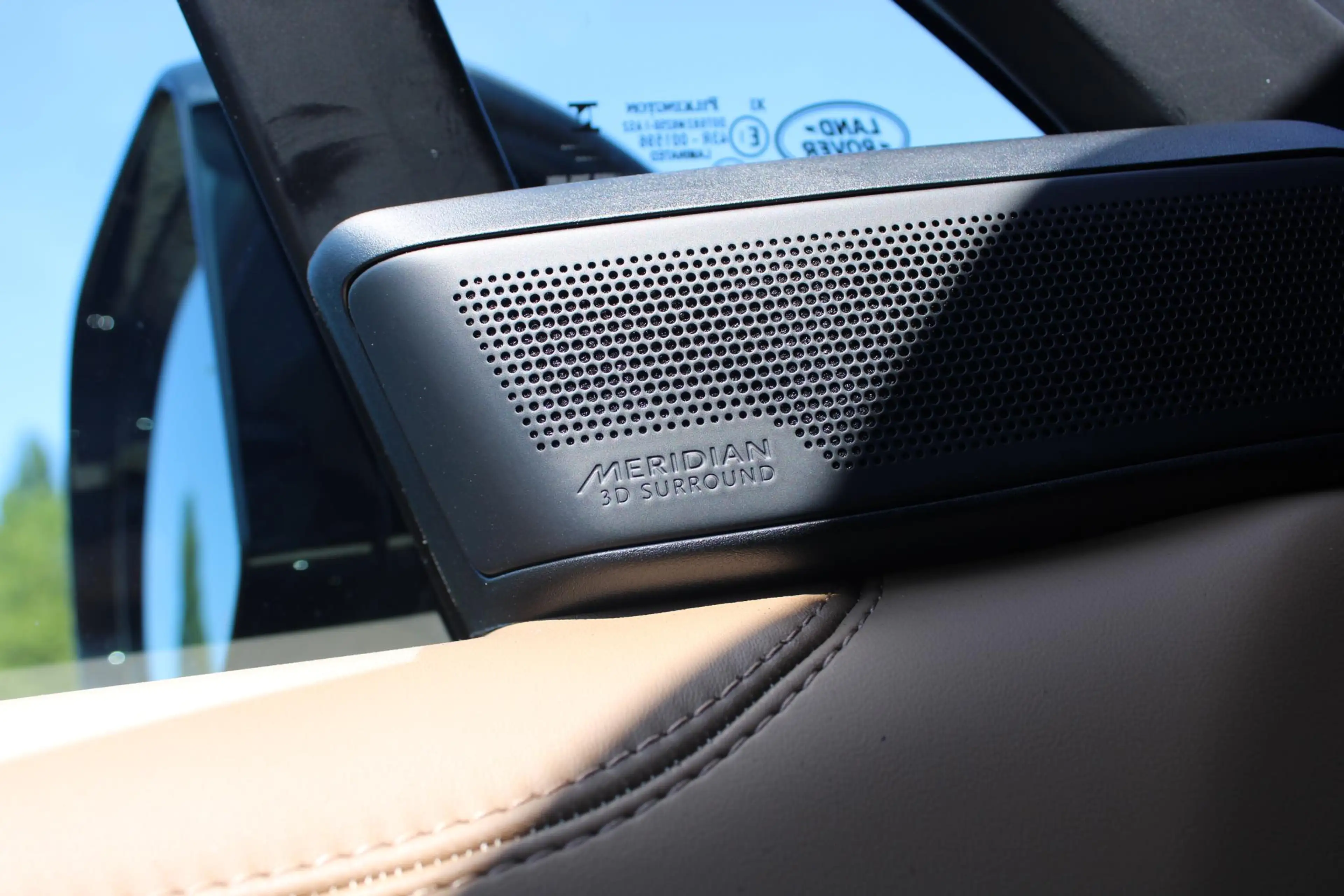 Land Rover Range Rover SWB P550e HSE | Caraway | 23 Inch | Massage — photo 14