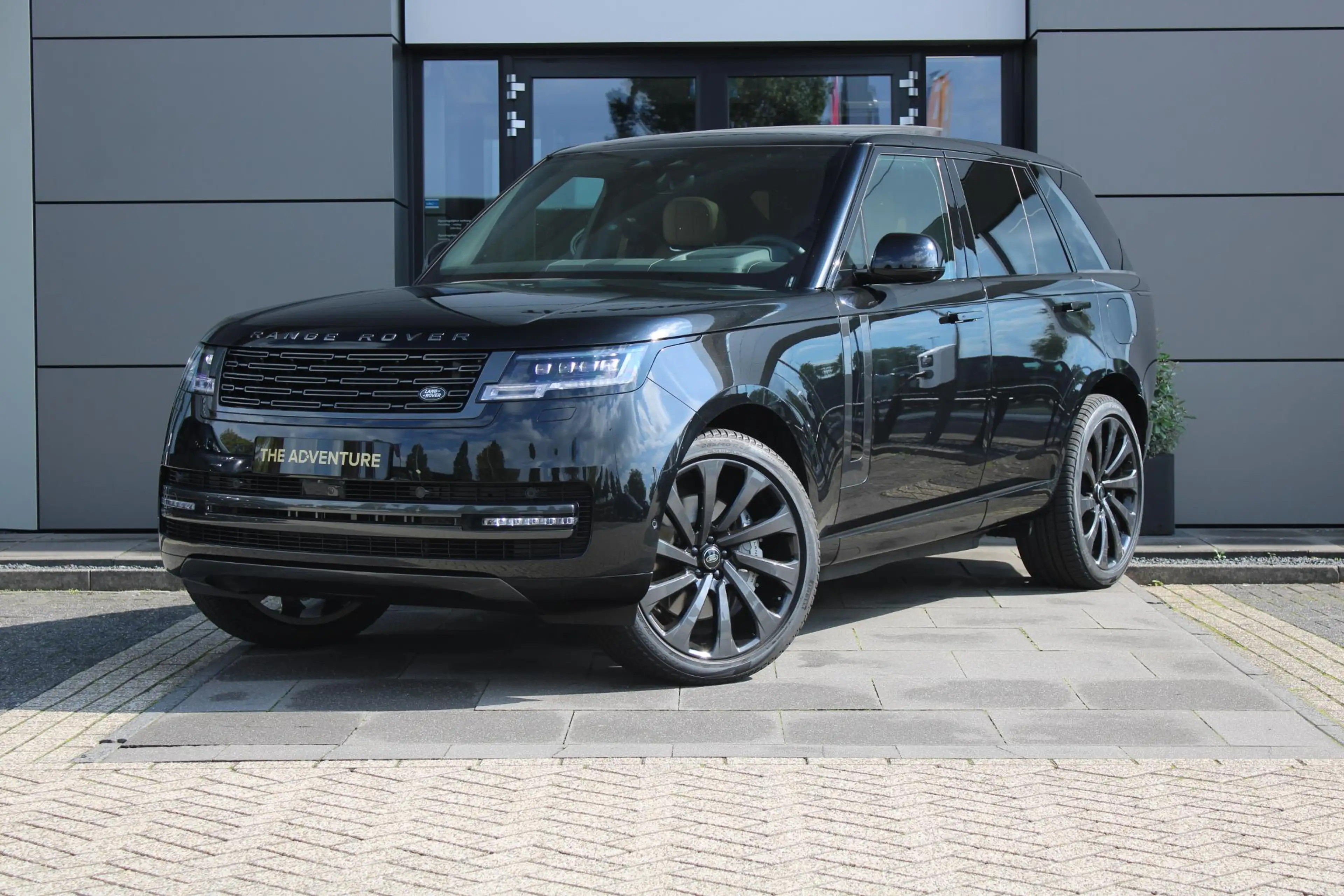 Land Rover Range Rover SWB P550e HSE | Caraway | 23 Inch | Massage — photo 2