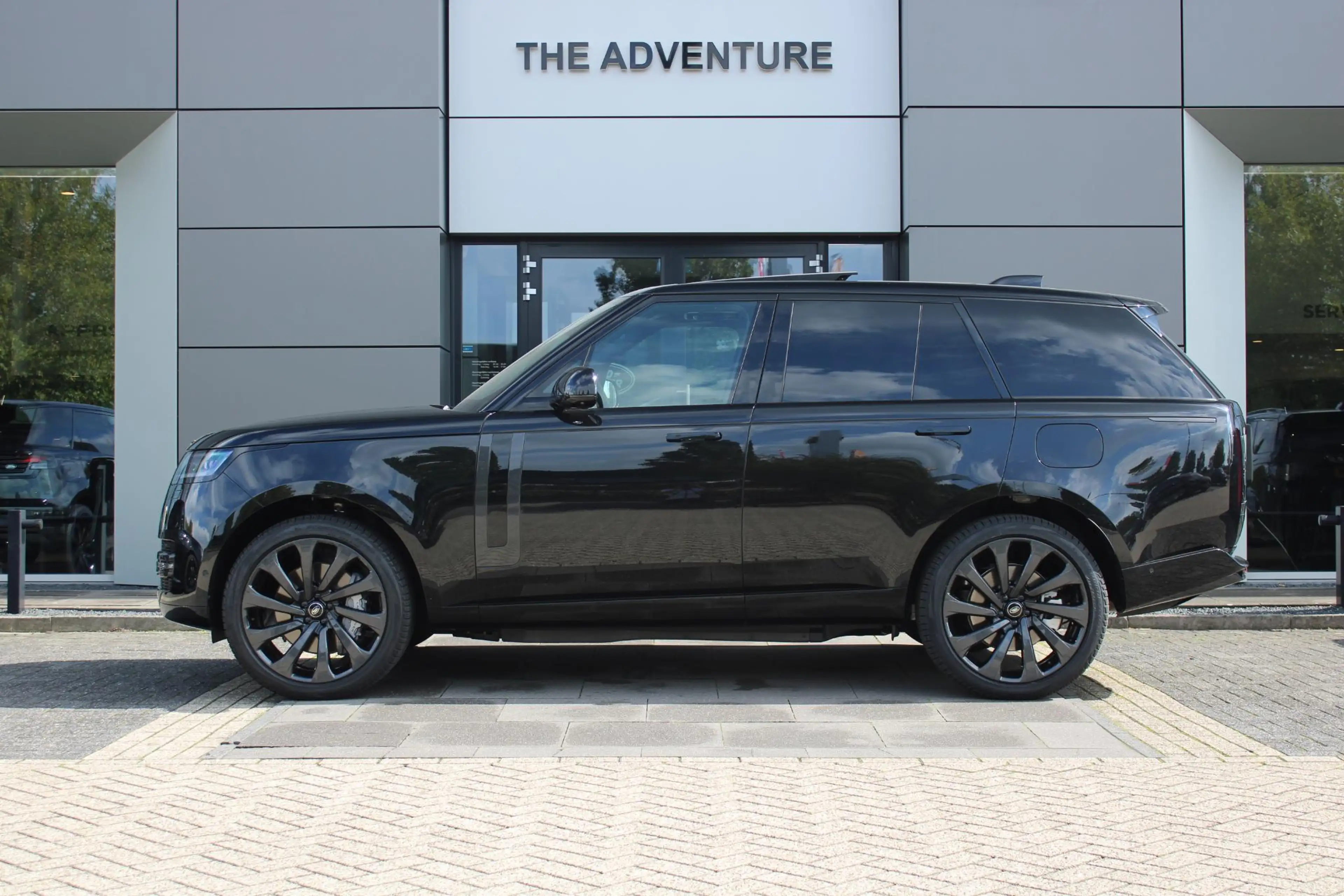 Land Rover Range Rover SWB P550e HSE | Caraway | 23 Inch | Massage — photo 9