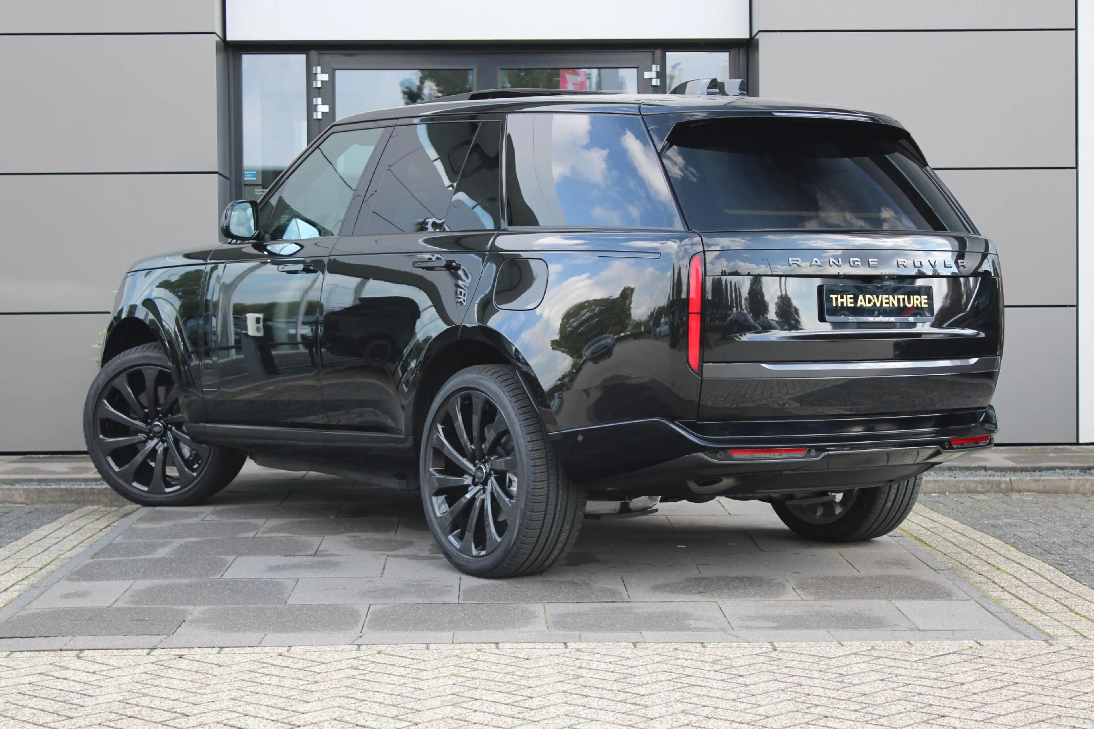 Land Rover Range Rover SWB P550e HSE | Caraway | 23 Inch | Massage — photo 3