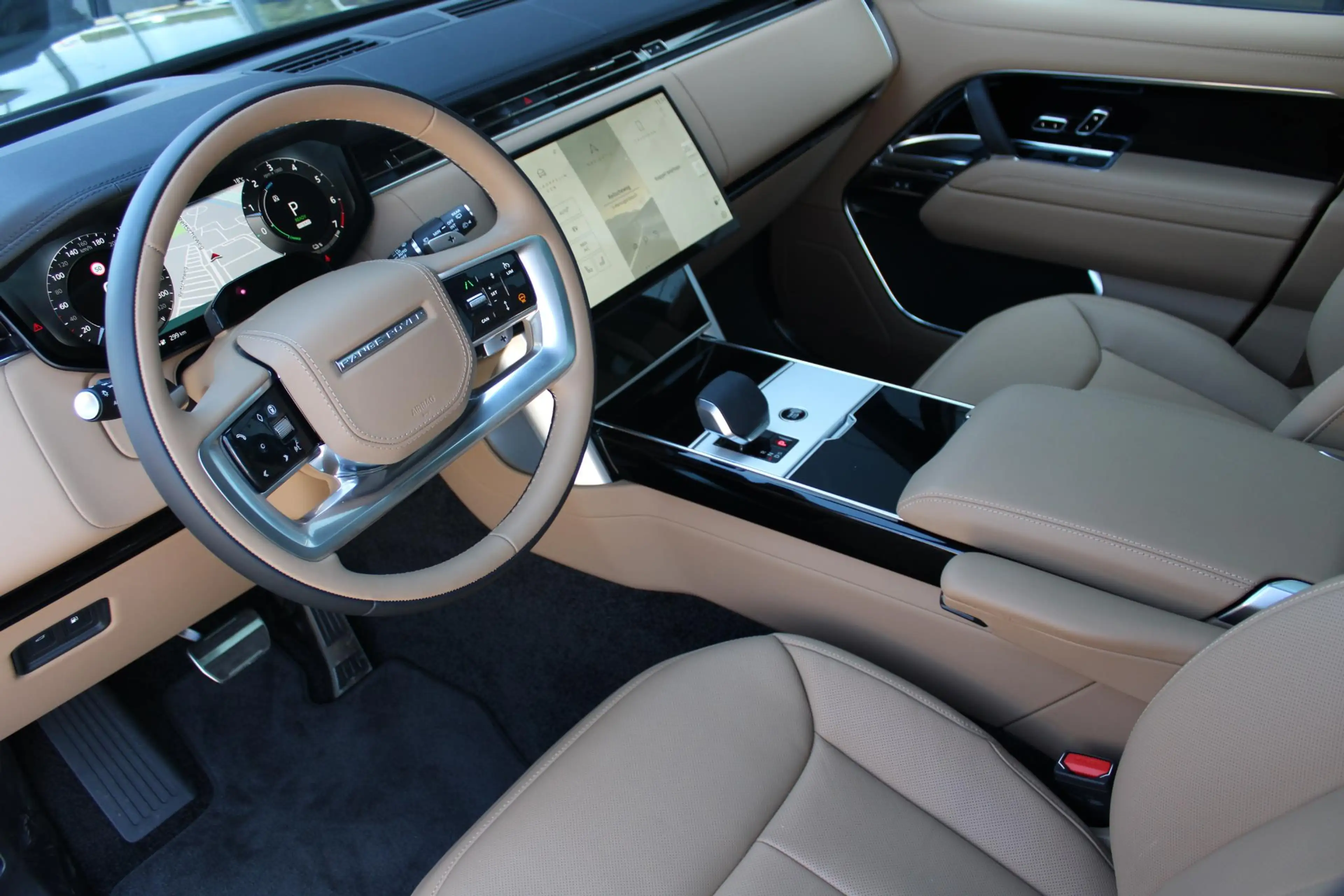 Land Rover Range Rover SWB P550e HSE | Caraway | 23 Inch | Massage — photo 4