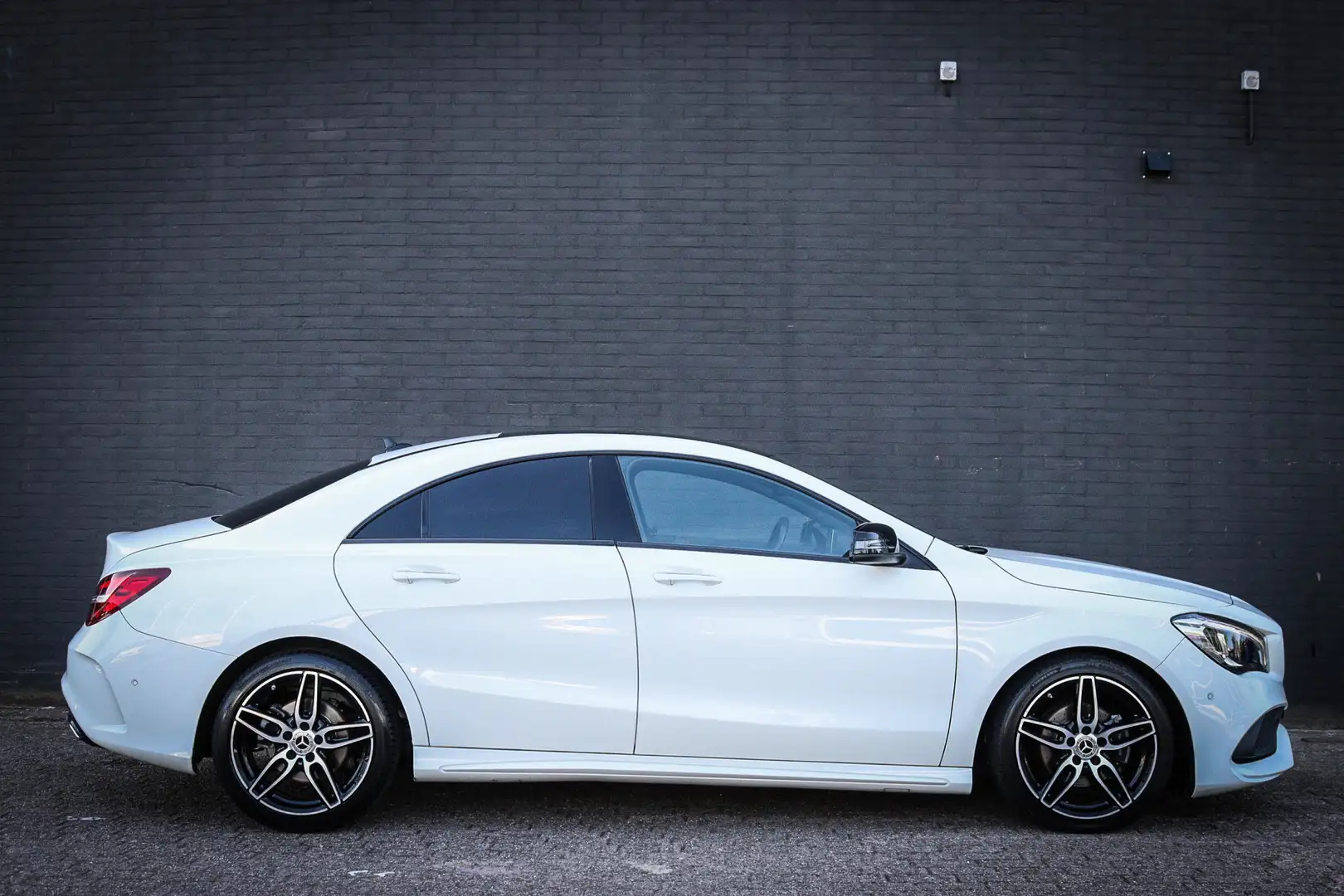 Mercedes-Benz CLA 180 Prestige AMG Styling/Panorama/Navi/Camera Wit - 2