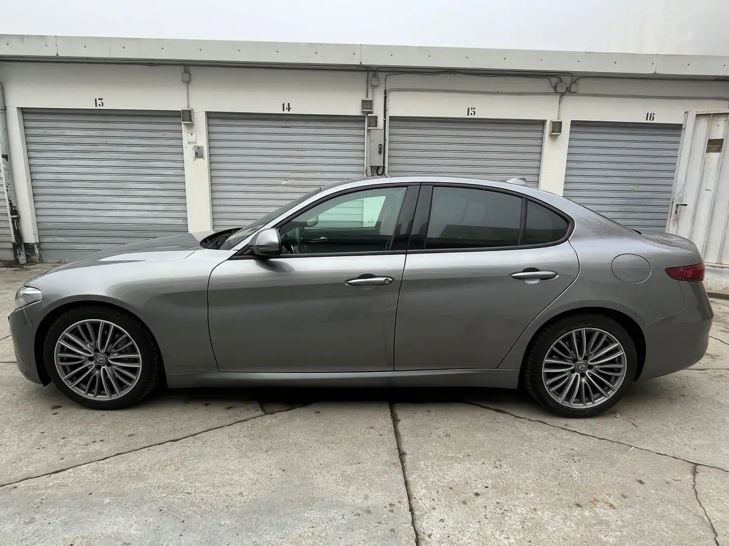 Alfa Romeo Giulia 180 CV AT8 Business Sport Launch Ed. AUTO Gris - 2