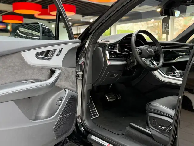 Audi Q7 view 9