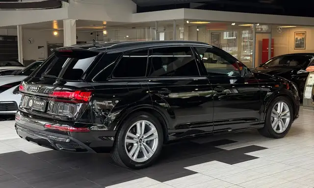 Audi Q7 view 5