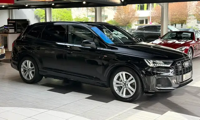 Audi Q7 view 4