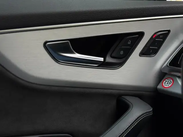 Audi Q7 view 10