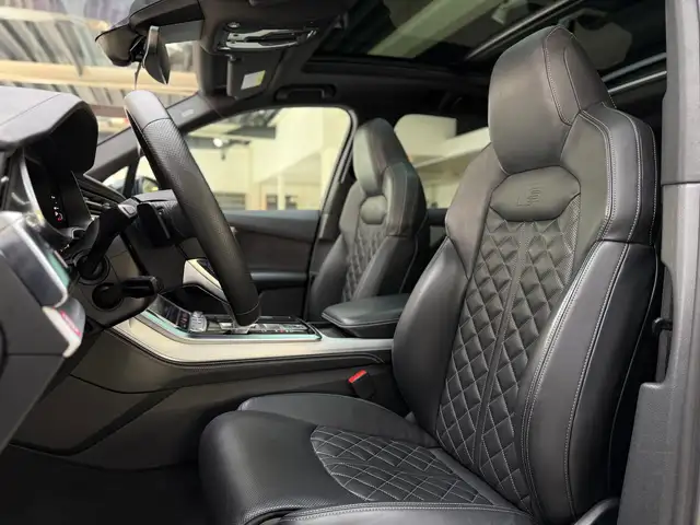 Audi Q7 view 12