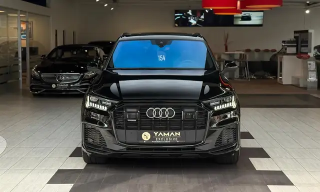Audi Q7 view 3
