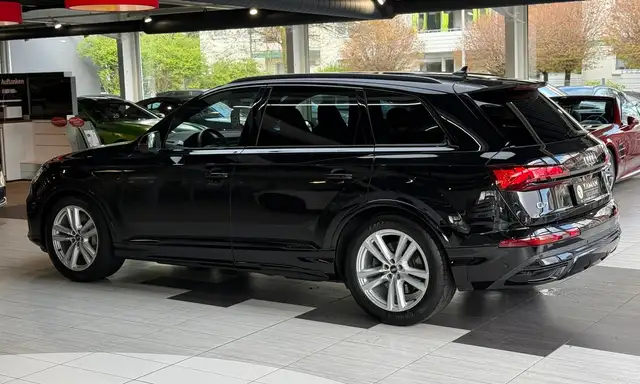Audi Q7 view 8