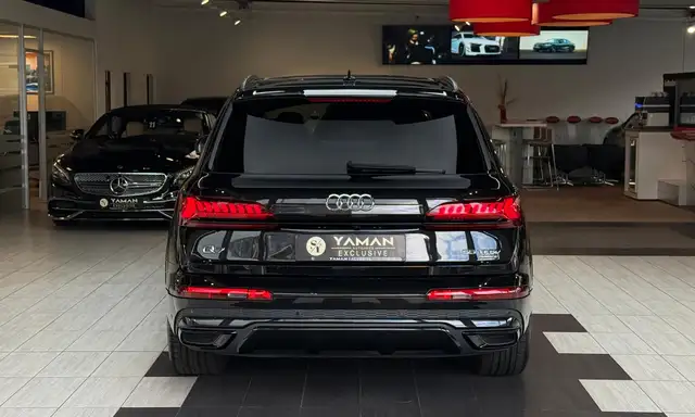 Audi Q7 view 6