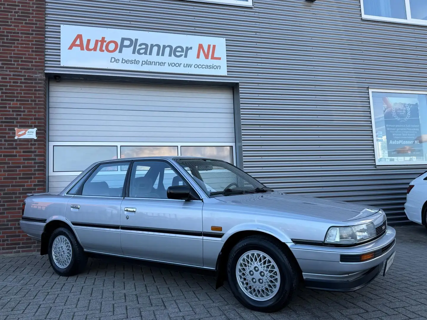 Toyota Camry 2.0 Turbodiesel XL! Lage kmstand! Uniek! Gris - 2