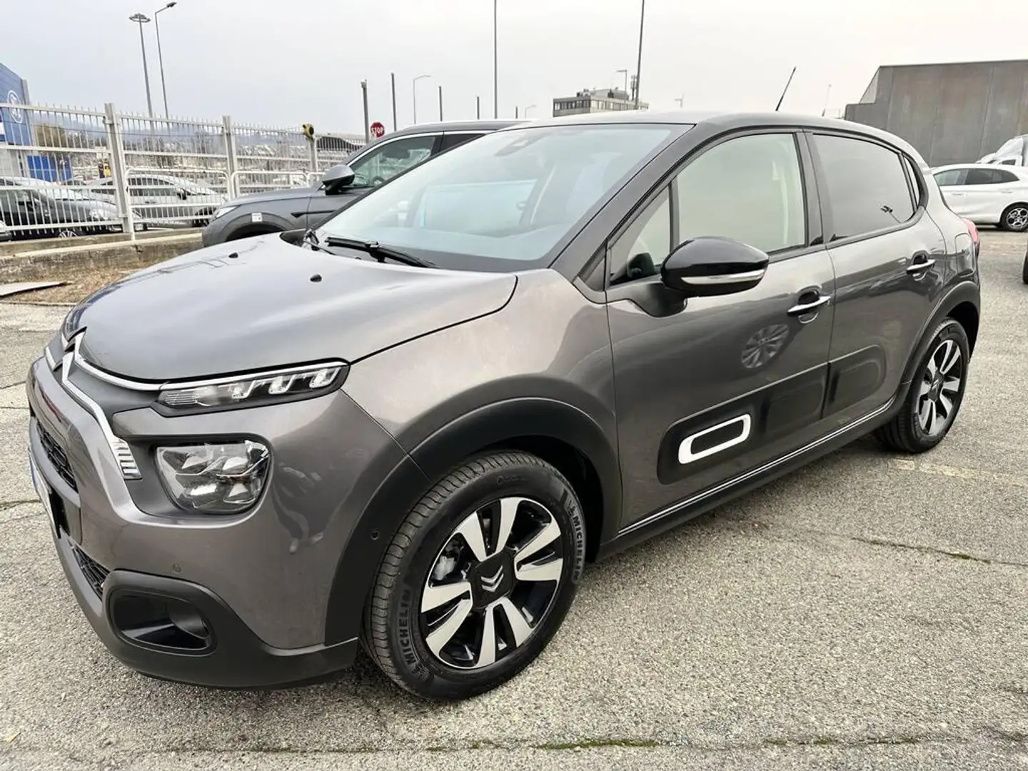 Citroen C3 1.2 puretech Shine s&s 110cv Grau - 1