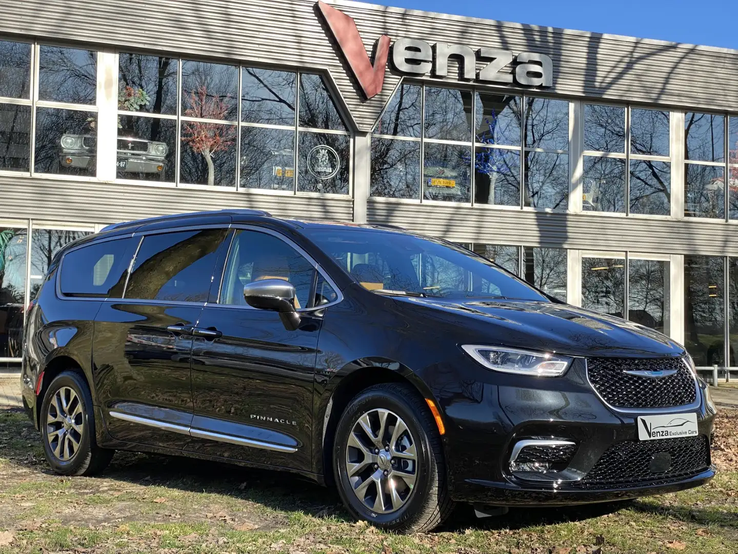 Chrysler Grand Voyager 3.6 V6 Pinnacle Plug-in Hybrid Чорний - 1