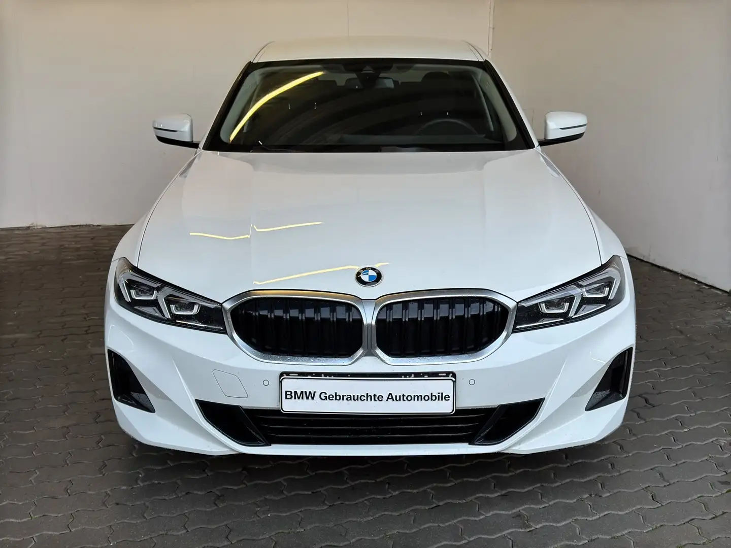 BMW 318 iA Lim. Navi.LED.Sonnenschutz.SHZ.PDC.Tempo. Weiß - 1