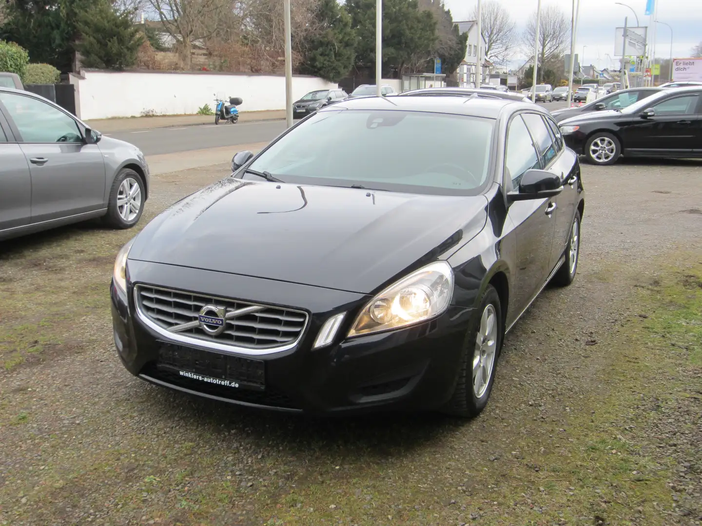 Volvo V60 Kinetic Schwarz - 1