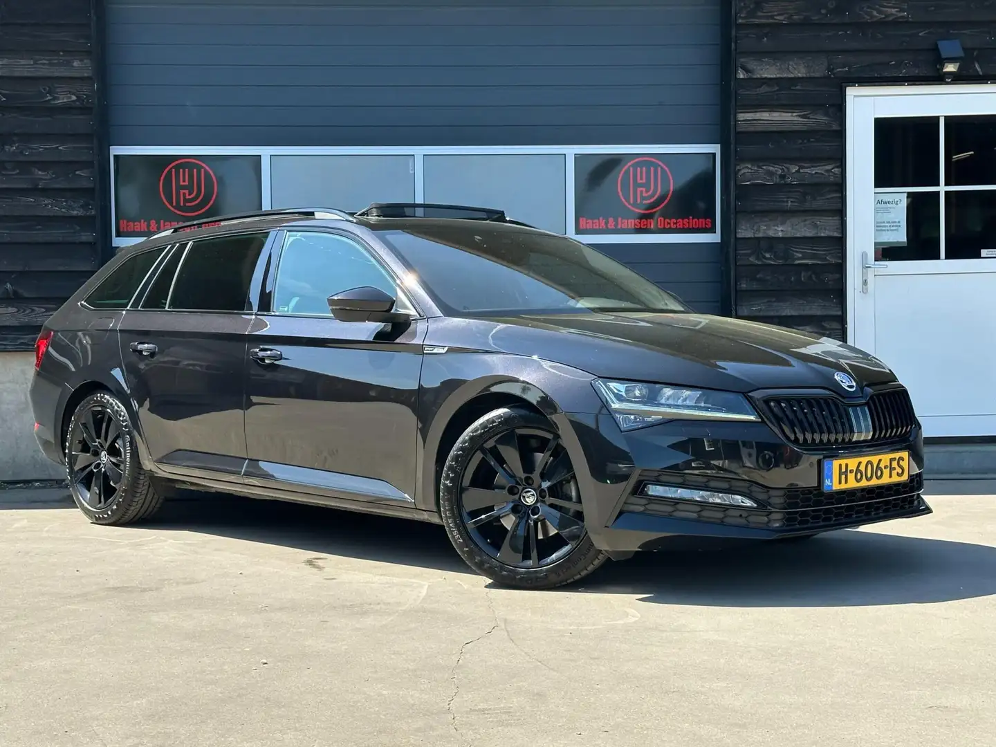 Skoda Superb Combi 1.5 TSI ACT Sportline Business Panorama Zwart - 2