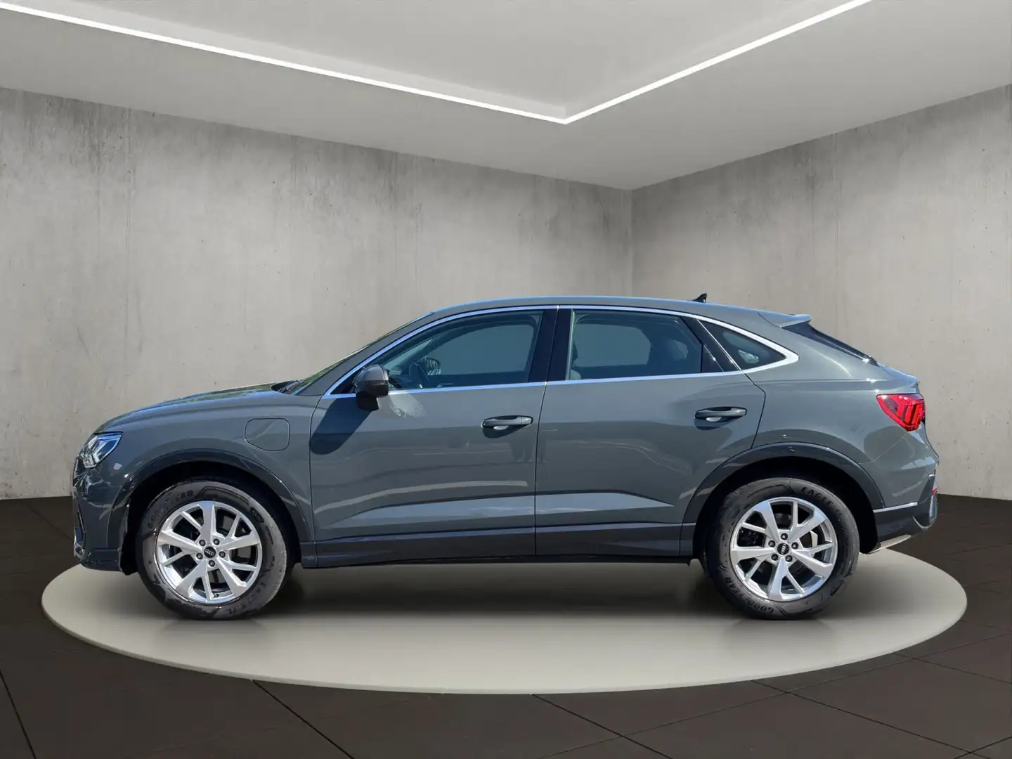 Audi Q3 45 TFSIe Grau - 2