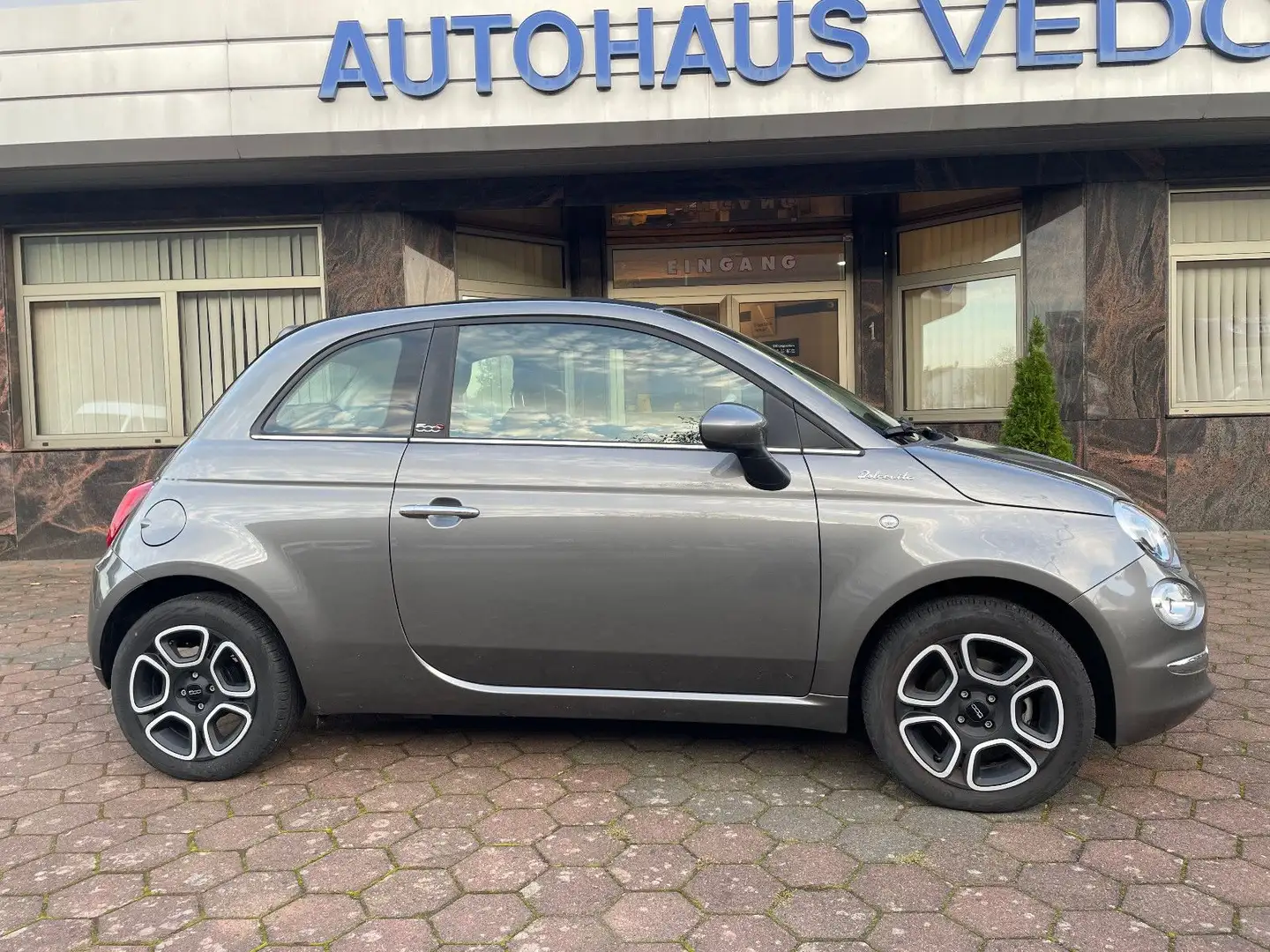 Fiat 500C Dolcevita 1.0 Hybrid Lekradfarbe elfenbein Šedá - 1