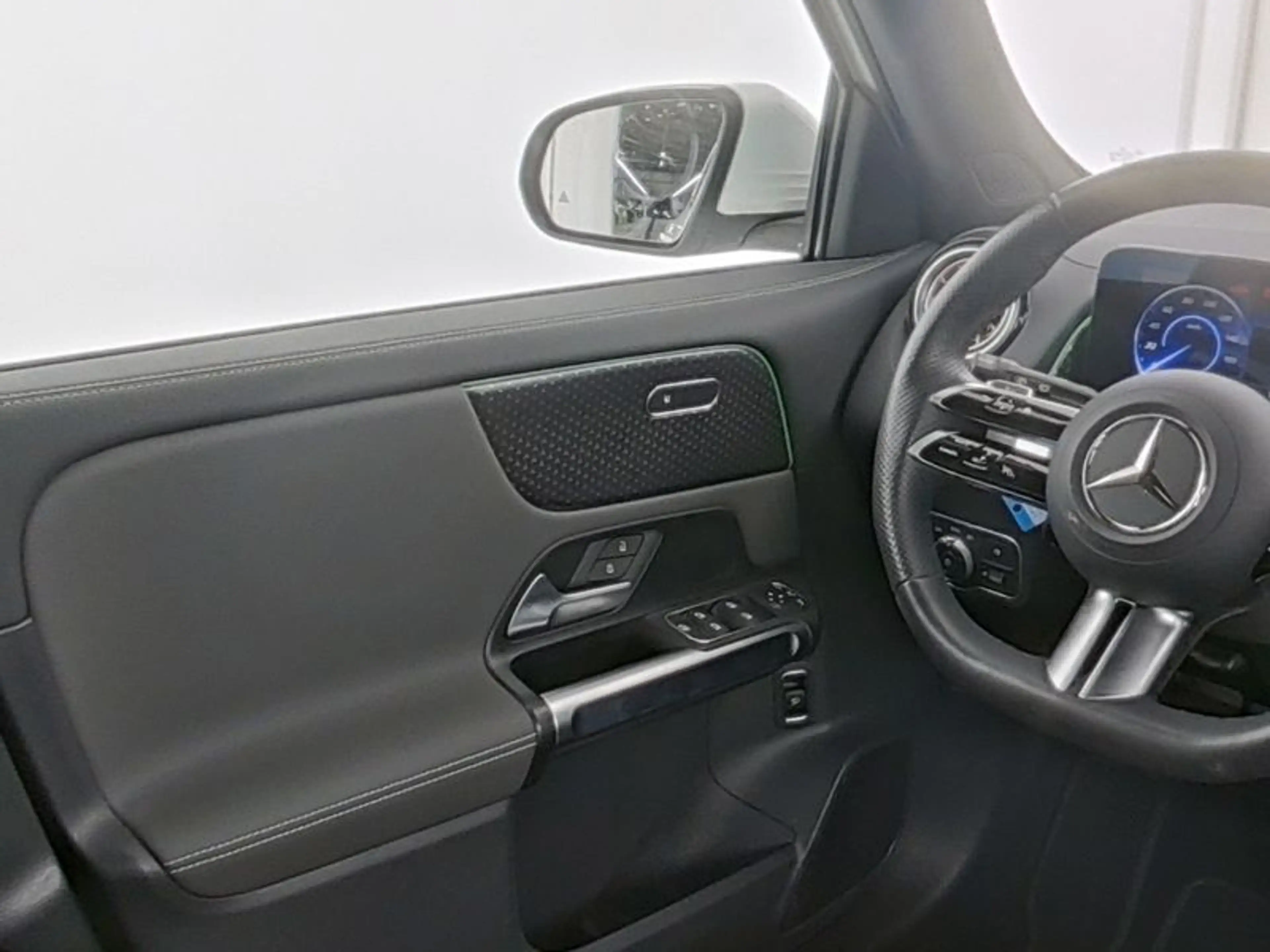 Mercedes-Benz EQB 250 + Electr-Art/Pano/7.Sitzer/Distr/Keyl/Amb — photo 9