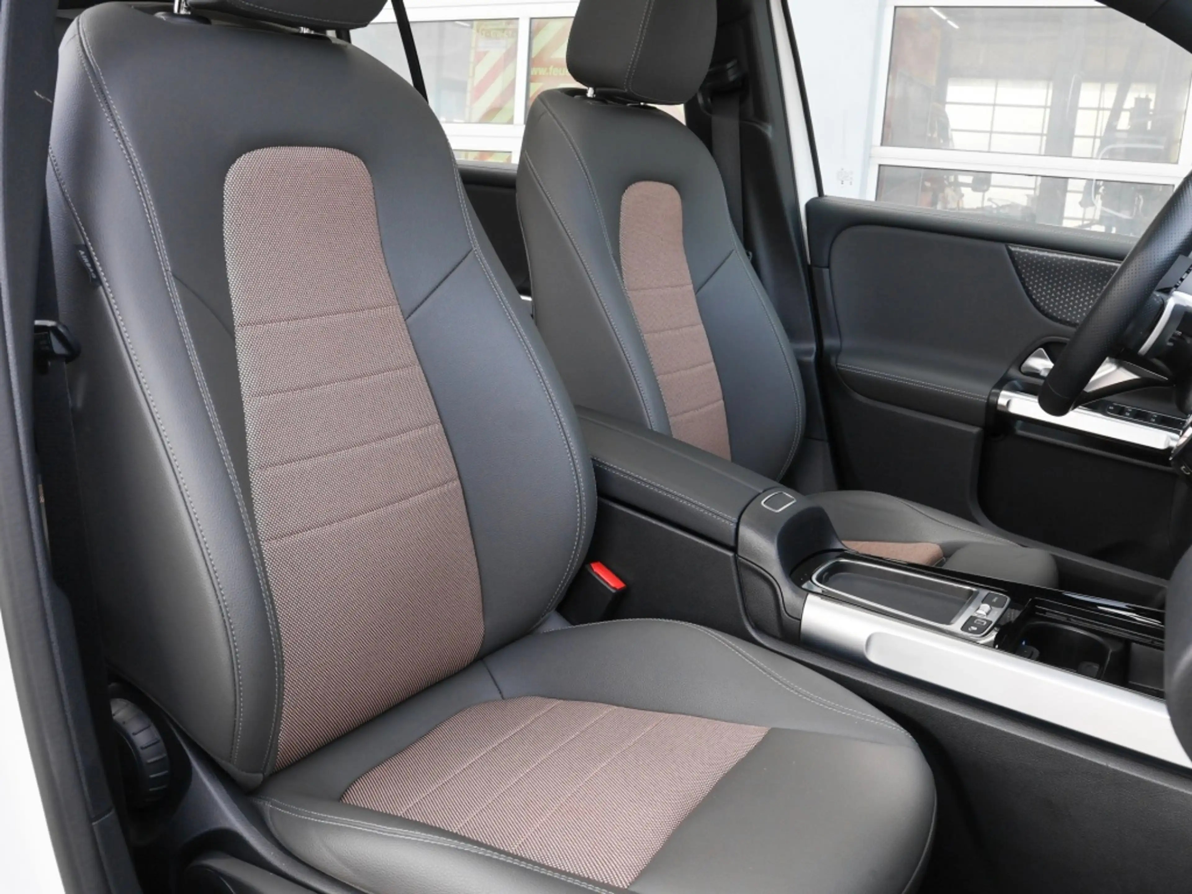 Mercedes-Benz EQB 250 + Electr-Art/Pano/7.Sitzer/Distr/Keyl/Amb — photo 7