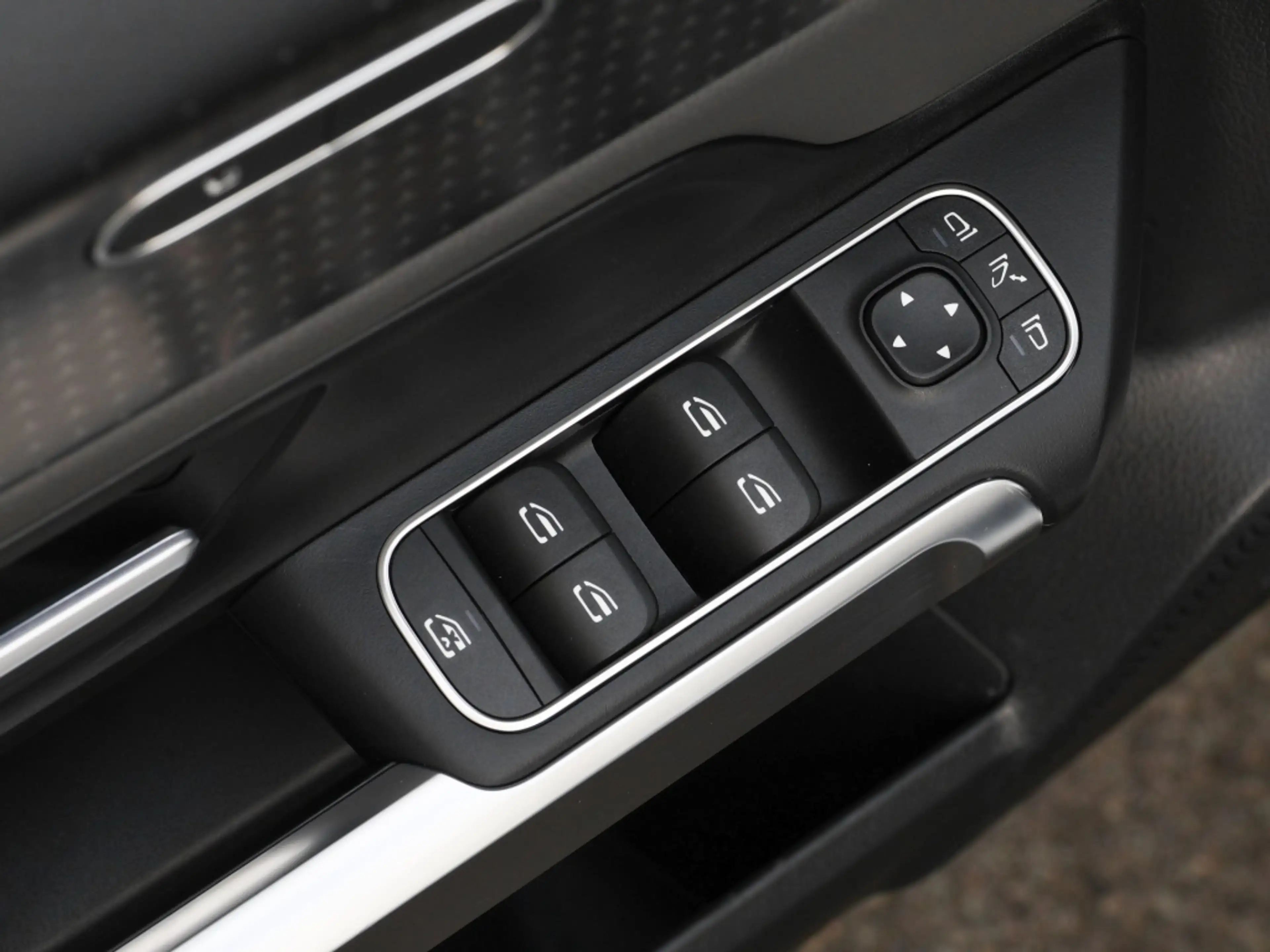 Mercedes-Benz EQB 250 + Electr-Art/Pano/7.Sitzer/Distr/Keyl/Amb — photo 15