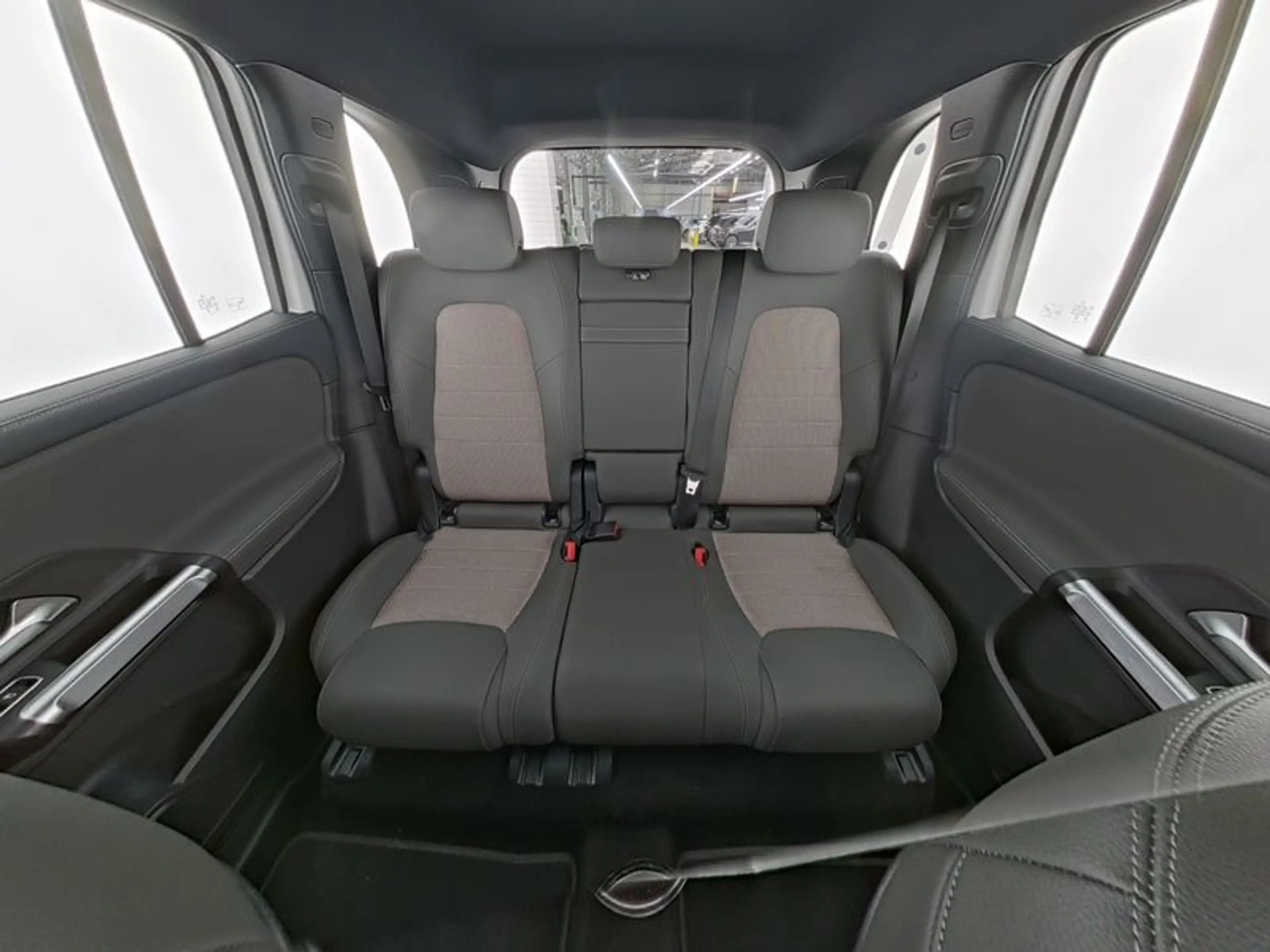 Mercedes-Benz EQB 250 + Electr-Art/Pano/7.Sitzer/Distr/Keyl/Amb — photo 10