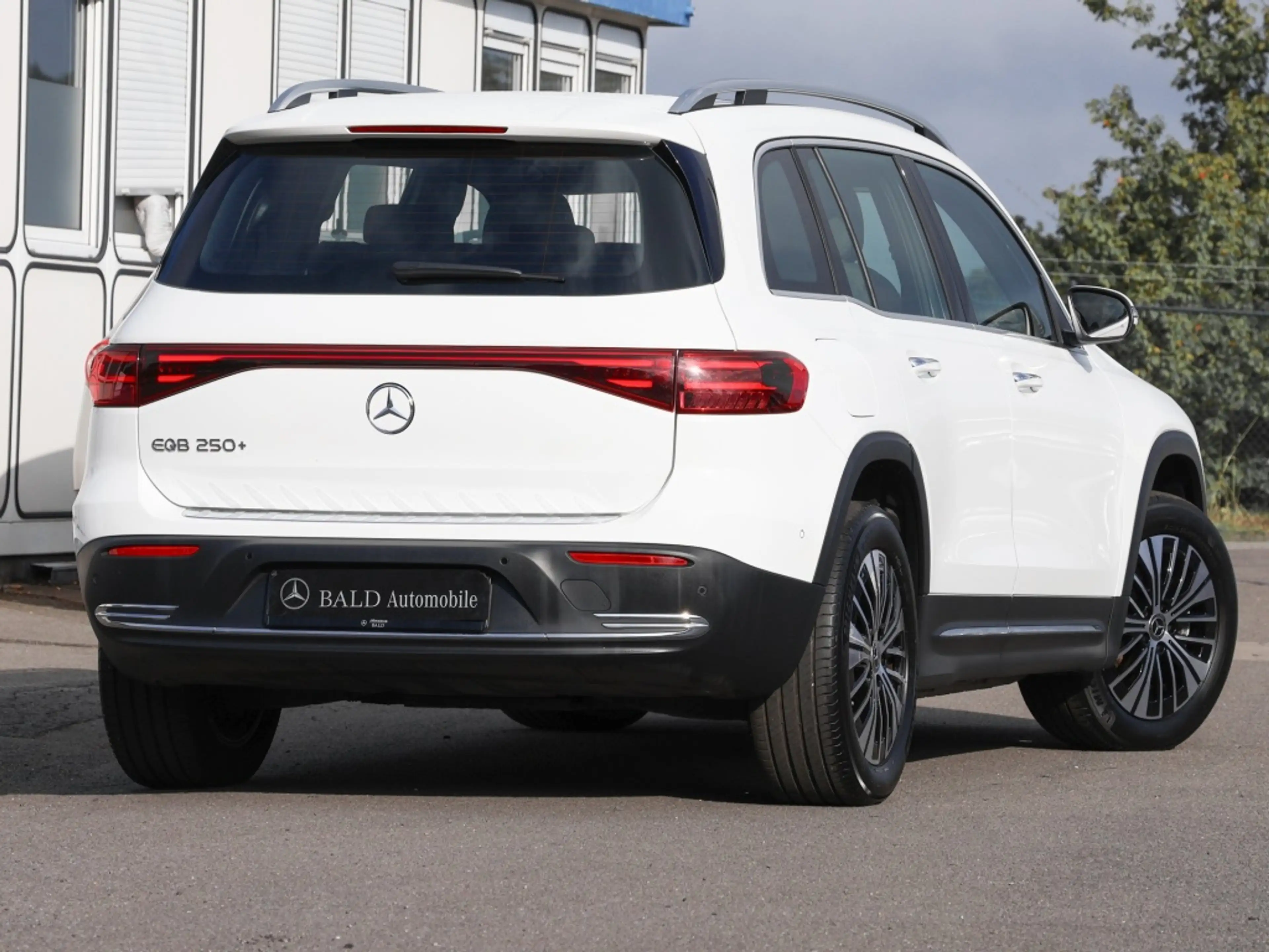 Mercedes-Benz EQB 250 + Electr-Art/Pano/7.Sitzer/Distr/Keyl/Amb — photo 3