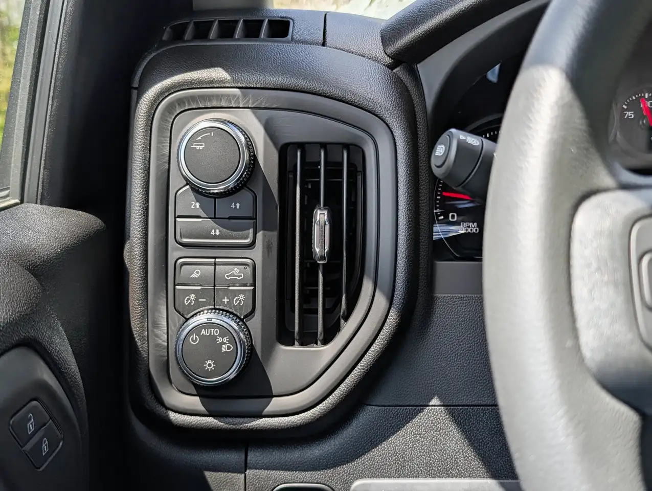 GMC Sierra 3500HD снимка GMC Sierra 3500HD
