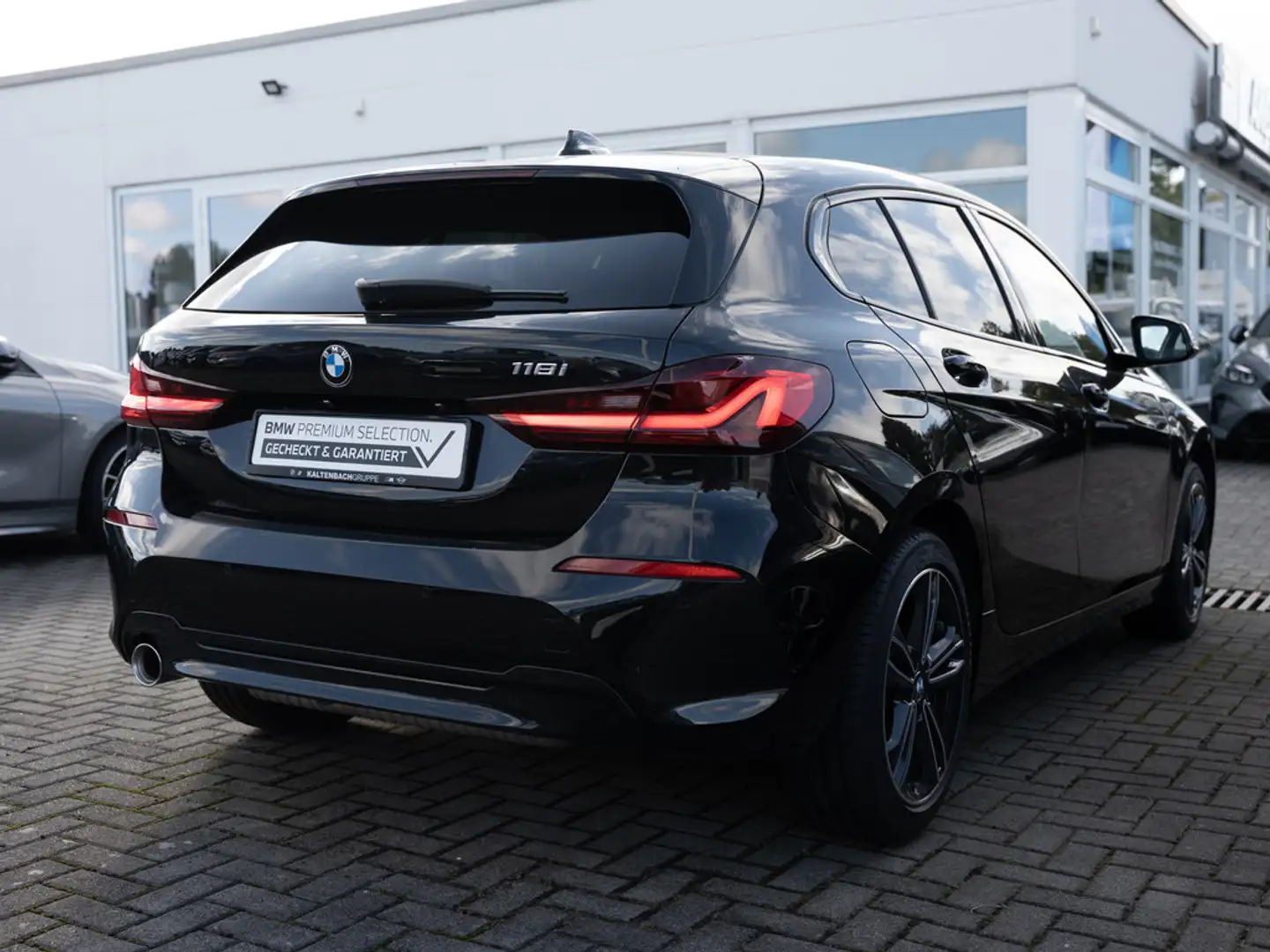 BMW 118 i Sport Line AHK LED NAVI PDC KEYLESS Schwarz - 2