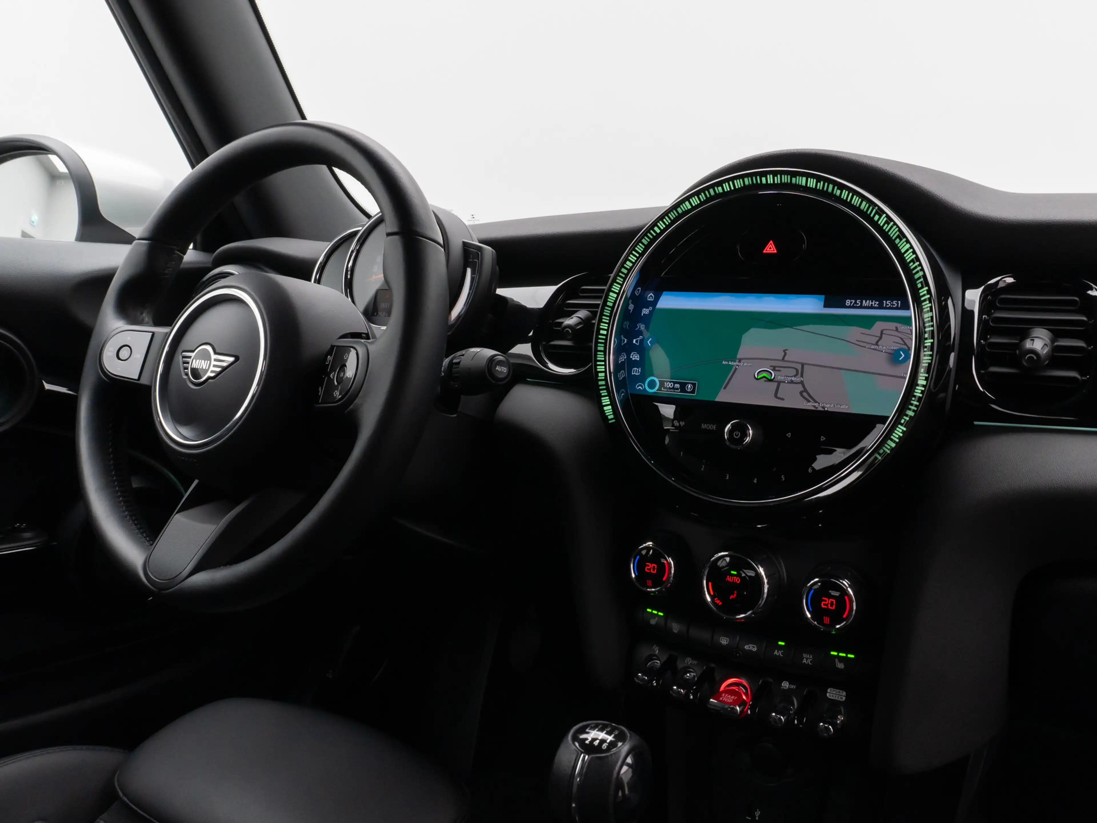MINI One Cabrio Classic Trim Kamera DAB Sport Komfort — photo 31