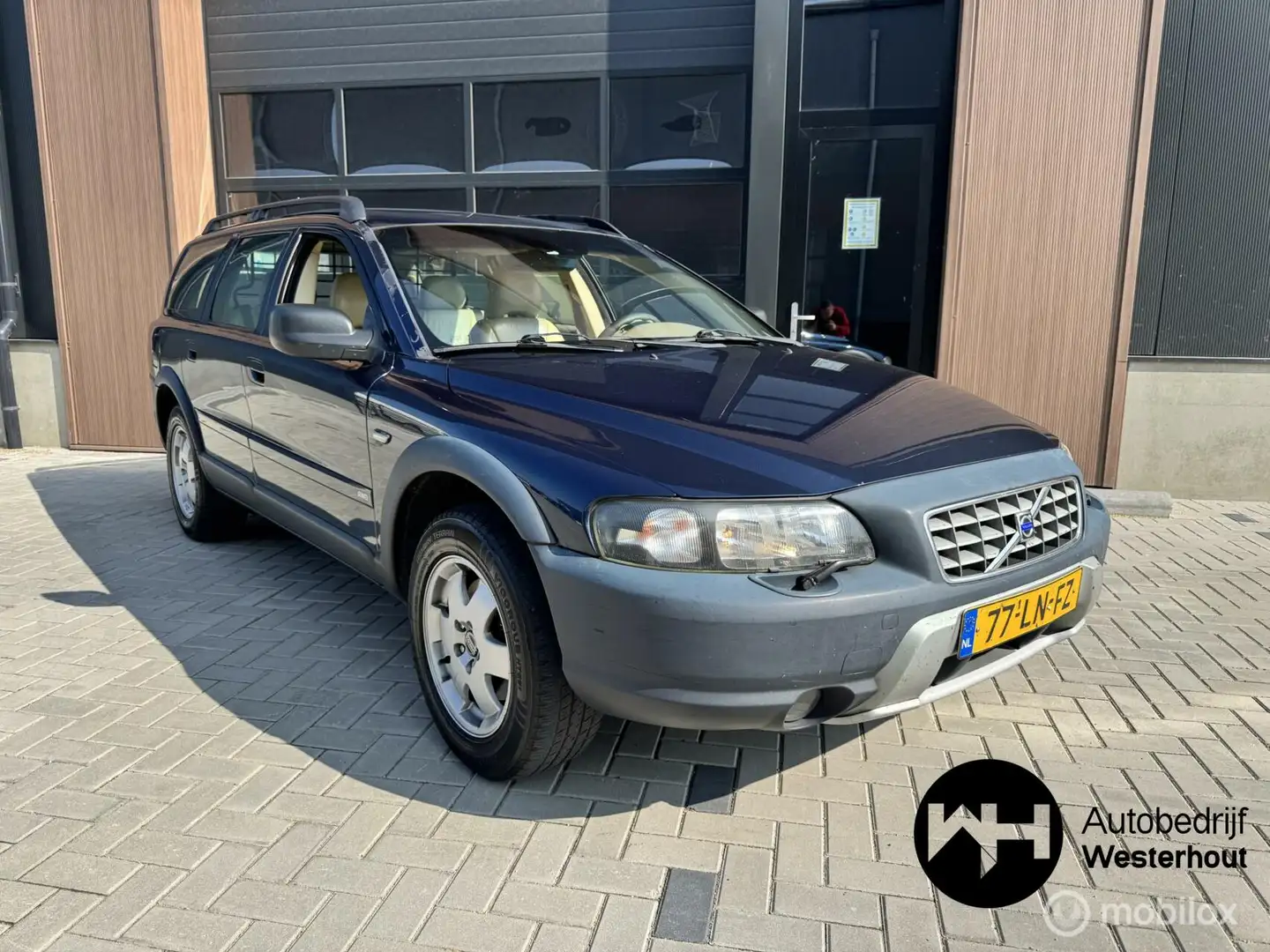 Volvo V70 2.5 T AWD Geartronic Comfort Line AUTOMAAT LEDER T Blauw - 1