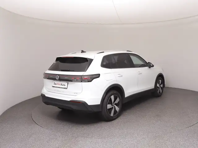 Volkswagen Tiguan view 4