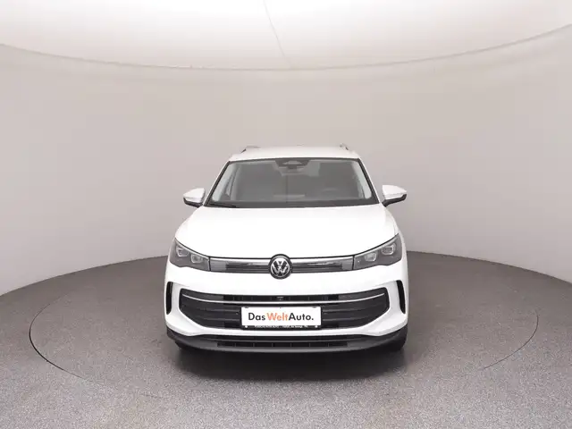Volkswagen Tiguan view 3