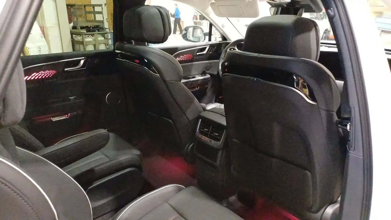 Hongqi E-HS9