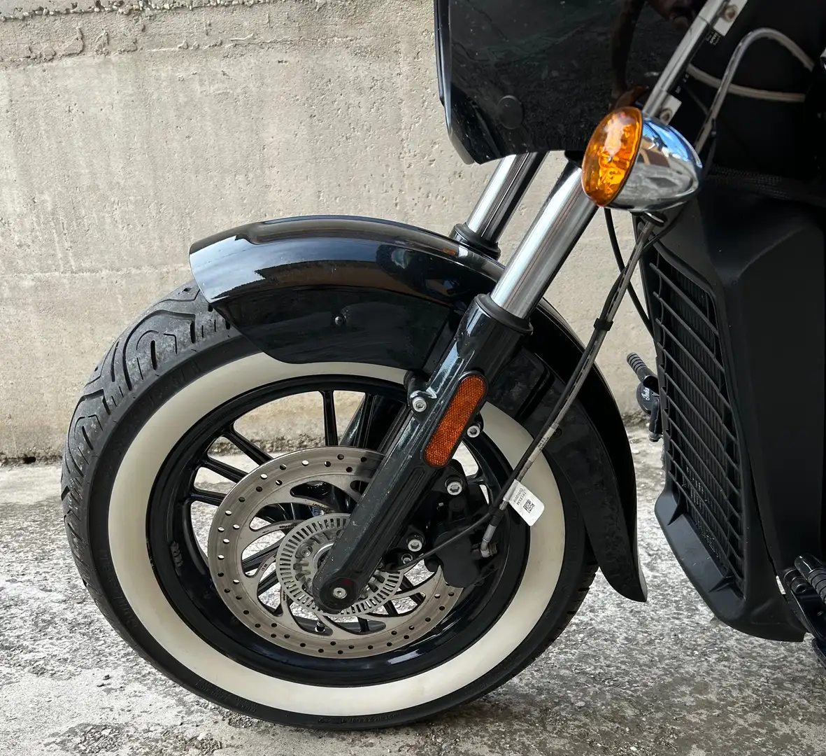 Indian Scout Sixty Nero - 2