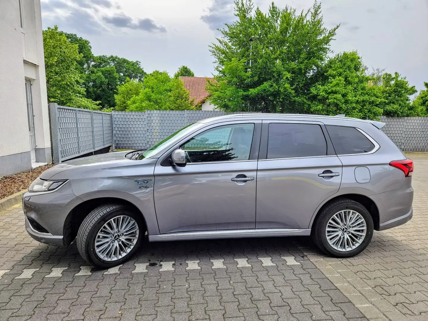 Mitsubishi Outlander 2.4 4WD Plug-In Hybrid Grau - 2