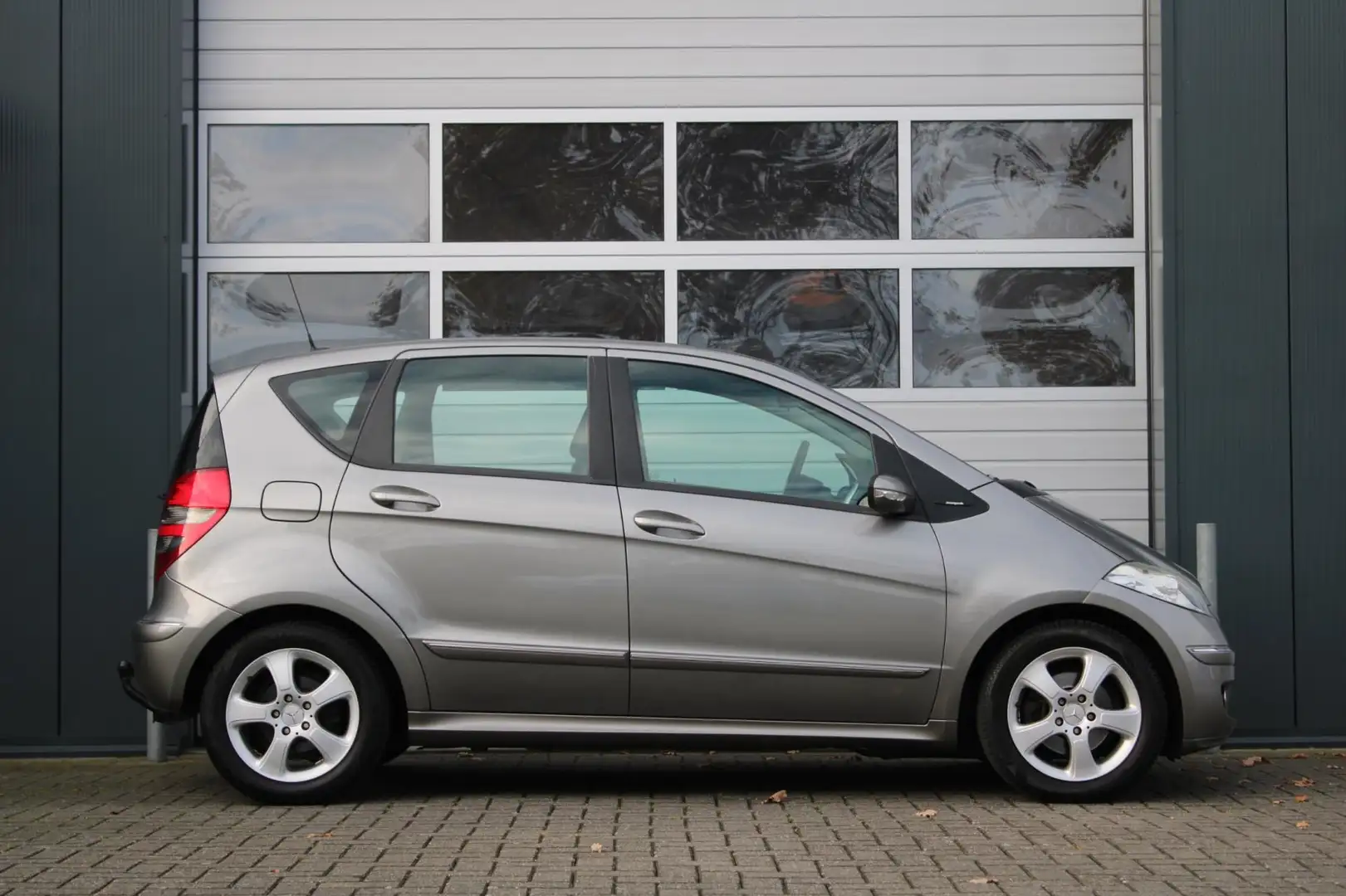 Mercedes-Benz A 150 Classic Automaat Airco/Stoelverwarming/HalfLeder/R Grijs - 2