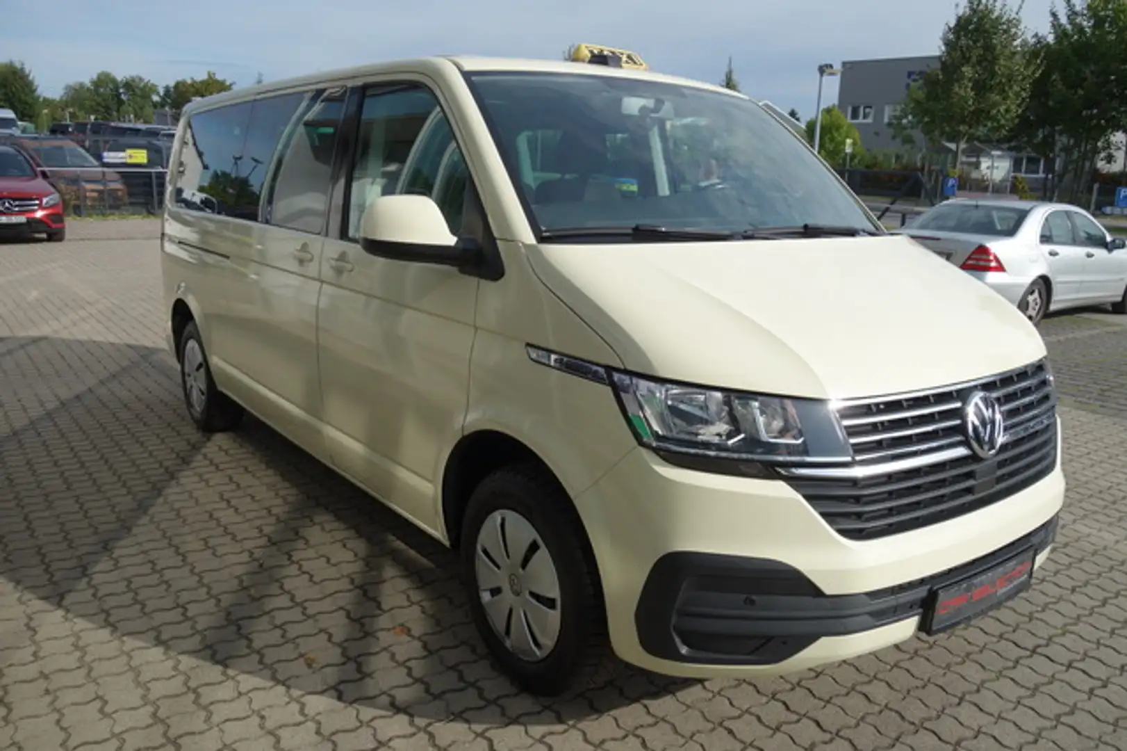 Volkswagen T6.1 Caravelle Lang TAXI PAKET 8-SITZER/ACC/AHK Beige - 2