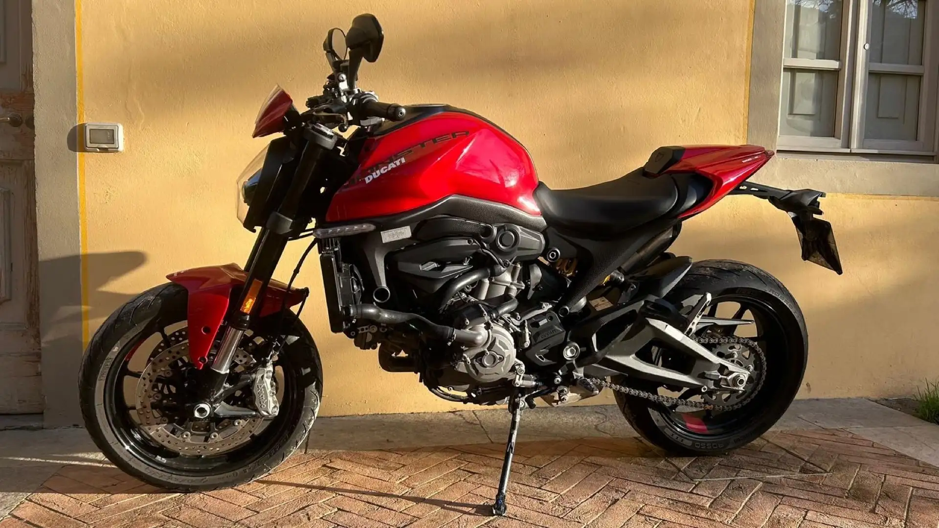 Ducati Monster 937 - 2