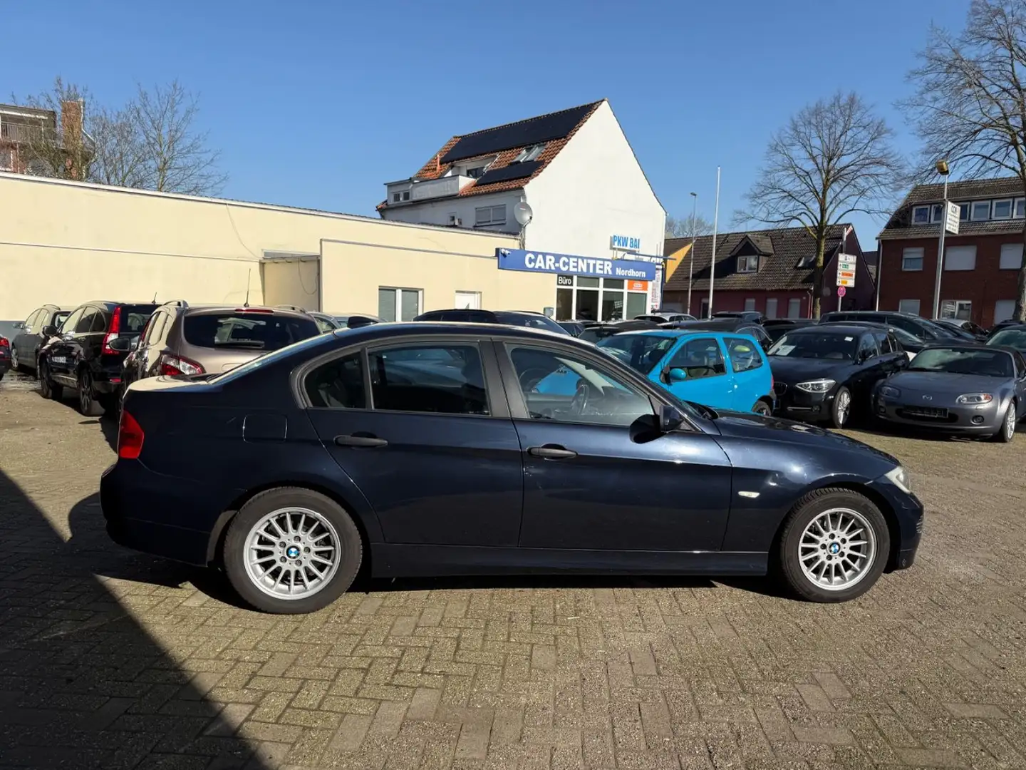 BMW 320 i*AUTOMATIK*NAVI*KLIMAAUTOMATIK*** Blau - 2