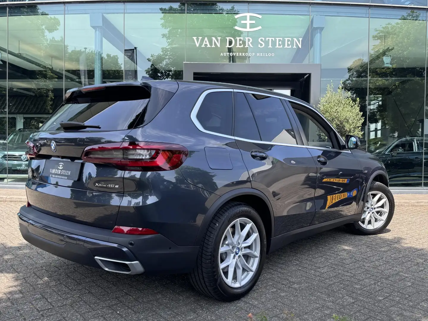 BMW X5 xDrive45e High Executive Luchtvering | Schuifdak | Grijs - 2