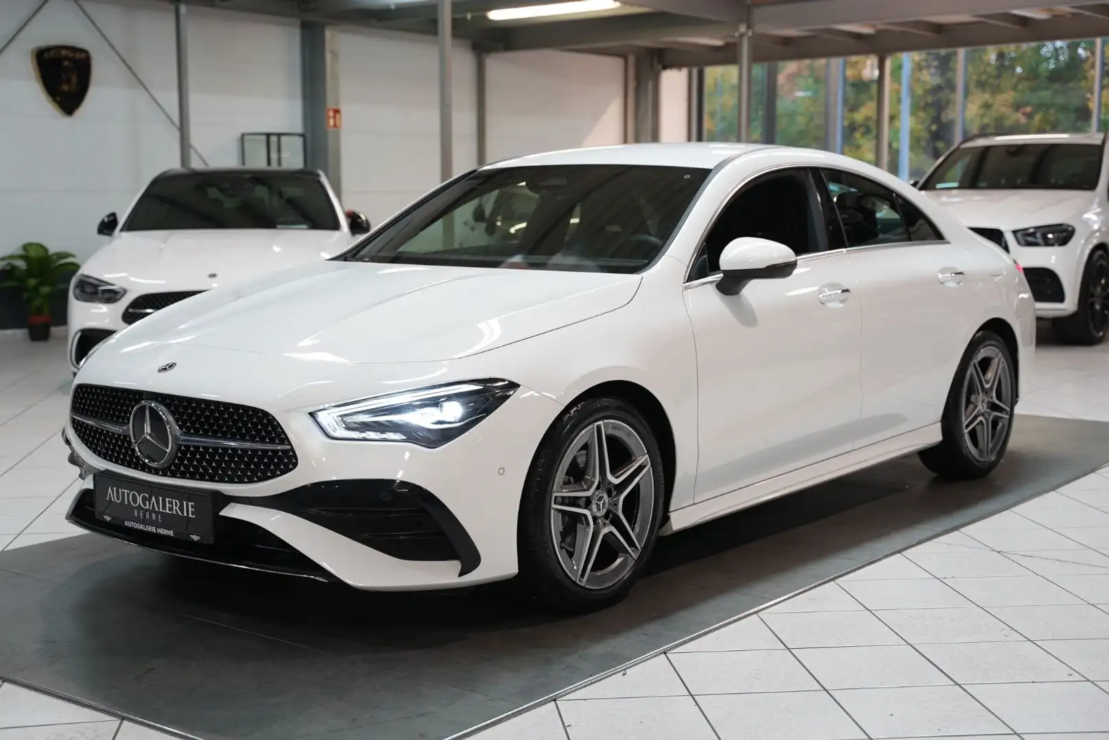 Mercedes-Benz CLA 180 AMG LINE*AUT*LED*AMBIENTE*T-LEDER*KAMERA Weiß - 1