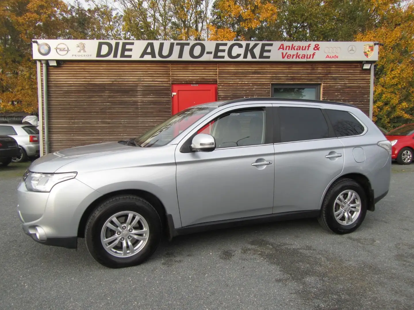 Mitsubishi Outlander 2.2 DI-D ClearTec Invite 4WD Silber - 1