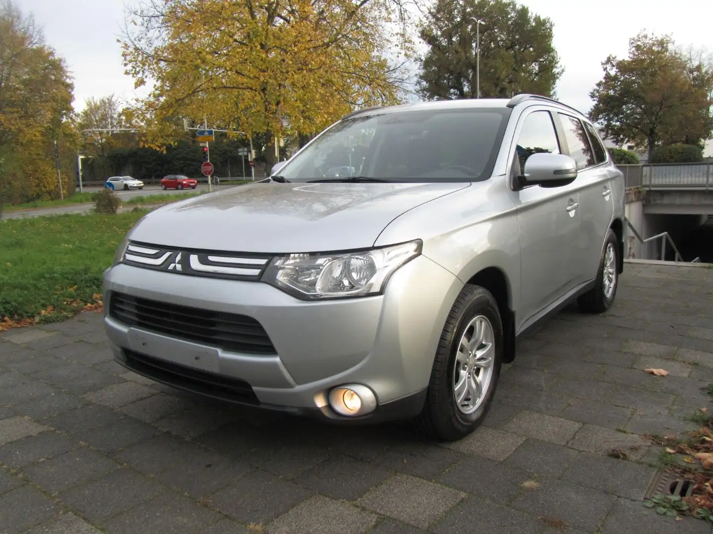 Mitsubishi Outlander 2.2 DI-D ClearTec Invite 4WD Silber - 2
